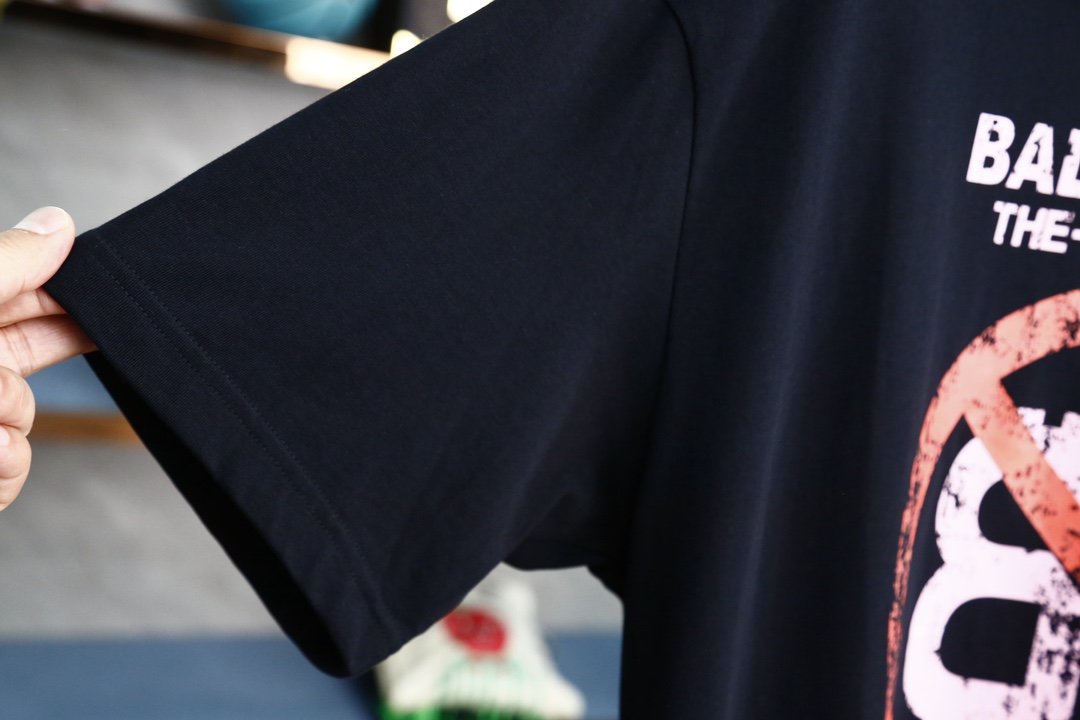 巴黎世家-2024春夏新款短袖采用320克重双纱精梳棉版型上身百搭黑白两色码数XS-L