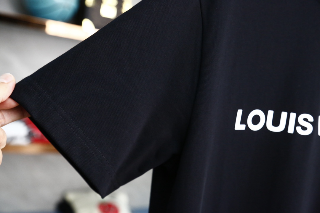 LV2024春夏新款短袖采用320克重双纱精梳棉版型上身百搭黑白两色码数M-3XL