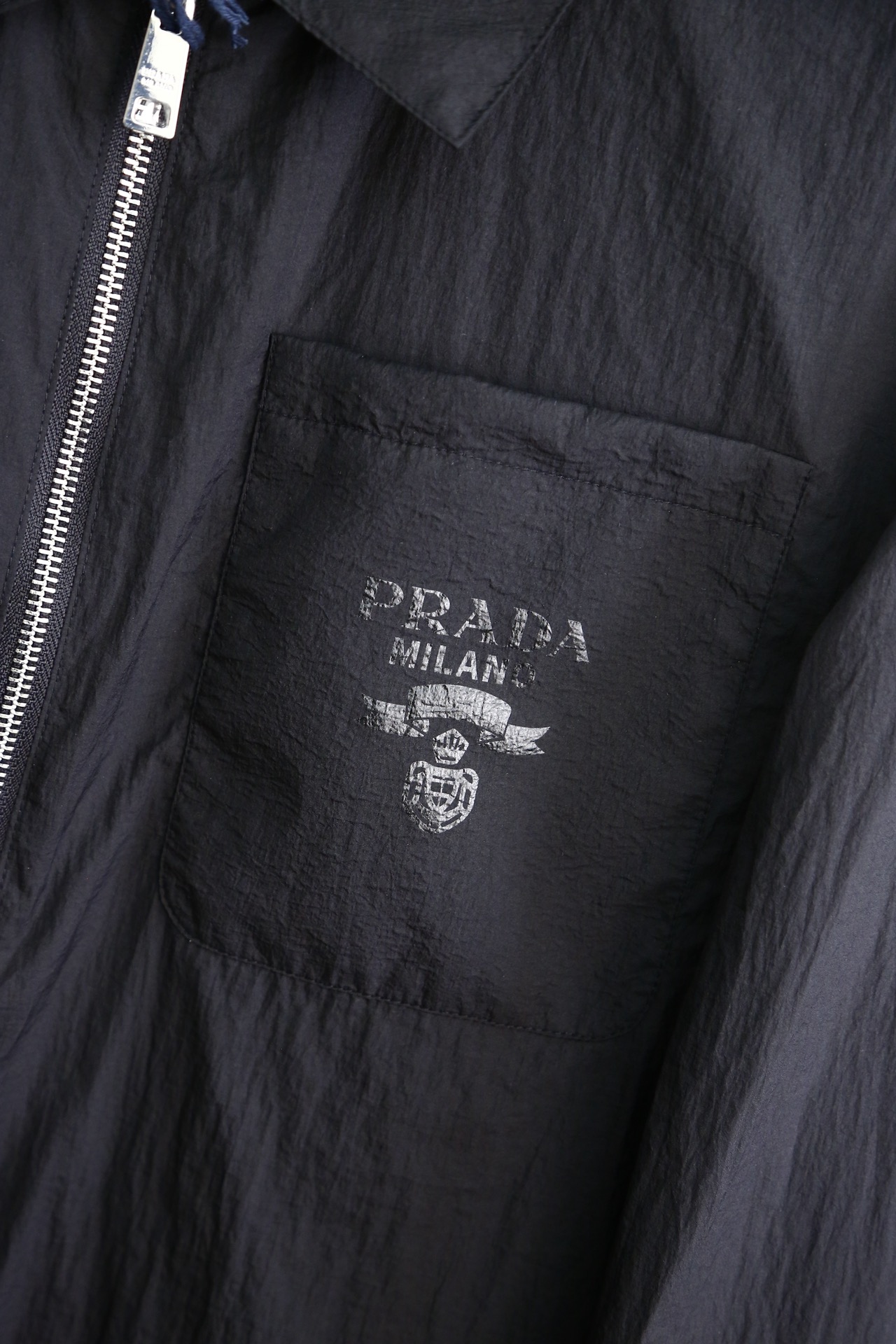 Prada-PD/24春夏新品高密度三防面料经典男士立领夹克外套此款夹克选用客供进口100%聚酯纤维成分