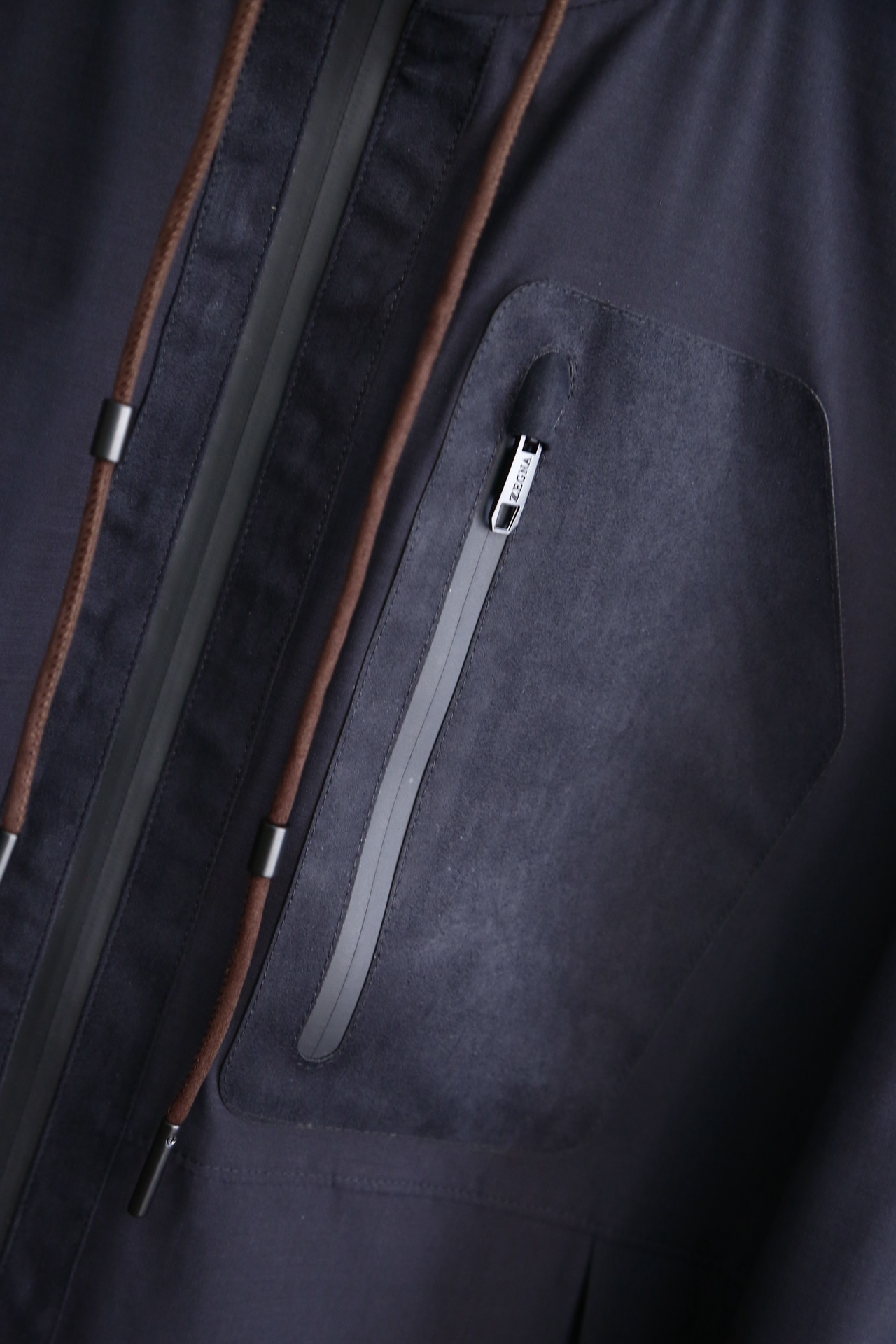 杰尼亚-24春夏新品高密度三防面料经典夹克外套此款夹克选用客供进口100%聚酯纤维成分打造高支数高密度尼