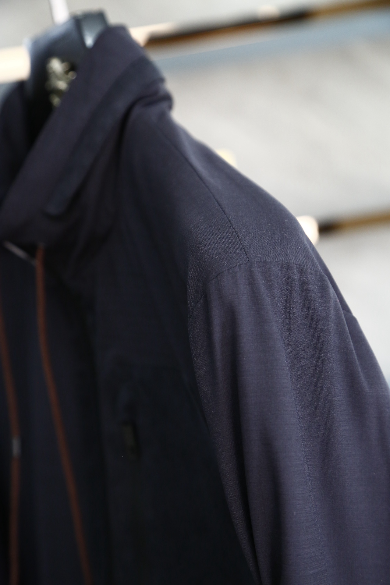 杰尼亚-24春夏新品高密度三防面料经典夹克外套此款夹克选用客供进口100%聚酯纤维成分打造高支数高密度尼