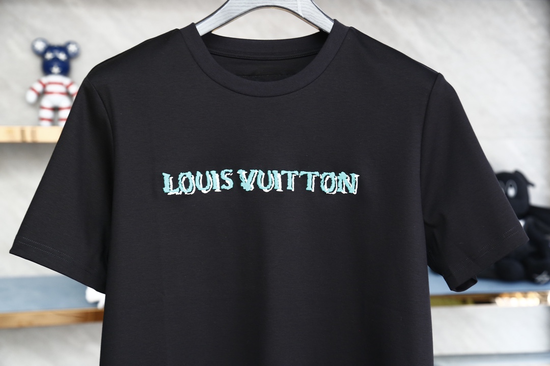 Louisvuitton2024SS新品本款采用软黄金之称的匹马棉正面有精密刺绣印花层叠工艺制成最新lo