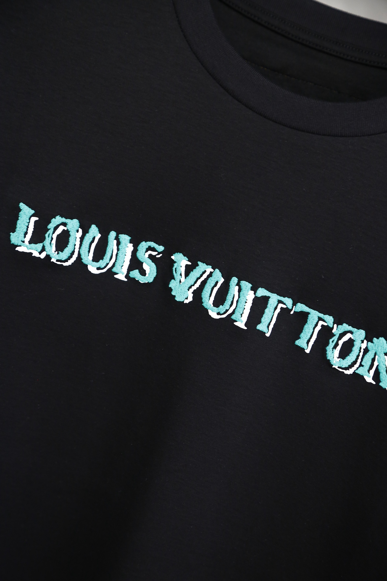 Louisvuitton2024SS新品本款采用软黄金之称的匹马棉正面有精密刺绣印花层叠工艺制成最新lo