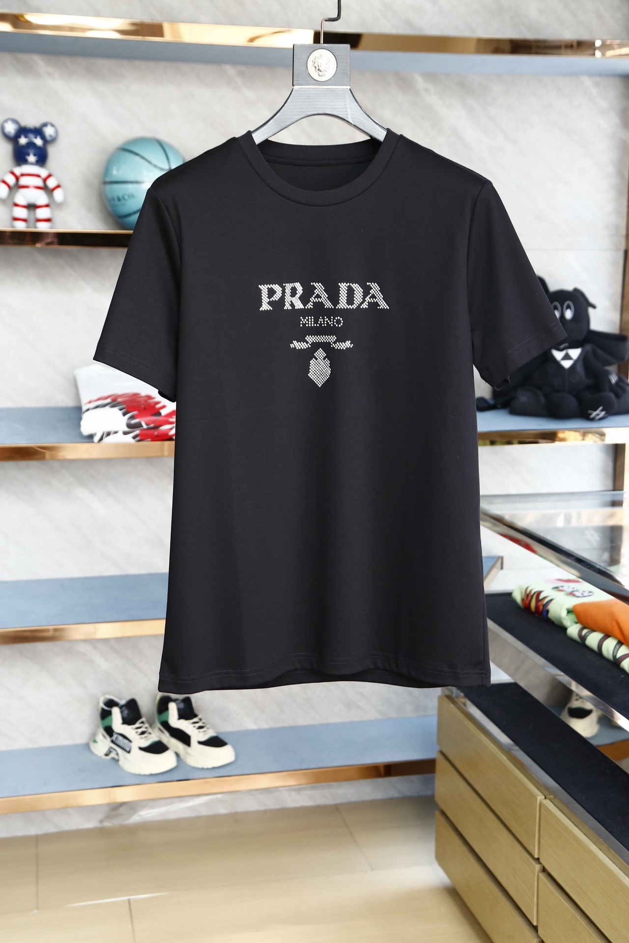 普拉达-Prada2024SS新品本款采用软黄金之称的匹马棉正面有进口奥钻高温烫压logo柔软爽滑质绒布