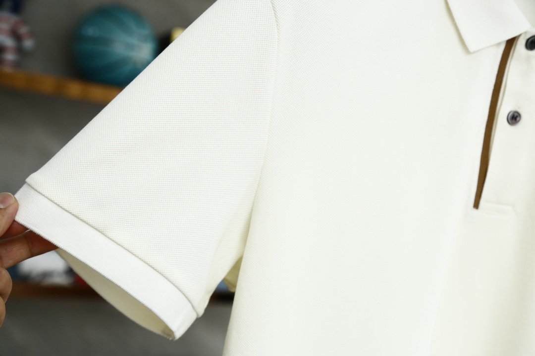 杰尼亚-翻领面料采用新款特定双珠地工艺水后克重270克以上做工精细工艺复杂品牌特定双G刺绣为主题领子袖口