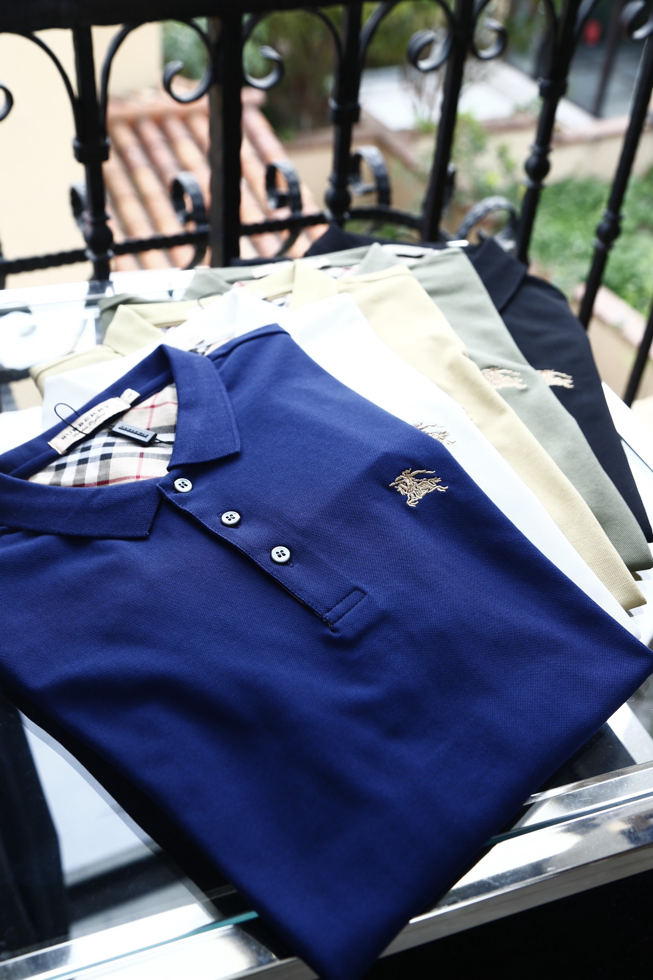 NO:127939,BBR Burberry/Big Recommendation!  New spring and summer products, on sale in counters, fashionable and high-end men's clothing Polo - chest logo is fashionable / imported with extremely high density mercerized beads, extremely skin-friendly and comfortable. It feels very delicate to touch, has a good texture, is cool and breathable. It is a very good overall style. It is completely fine to wear it alone. If you like it, you can stock up in advance!  Hurry up and grab it. Size (on M/3XL) pick up the next day., burberry, alexander wang19860909BBR巴宝莉/重磅推荐！春夏新品 专柜在售 时尚高端男装Polo-胸前Logo个性时尚/进口顶极高密度丝光珠地,极为亲肤舒适 摸上去非常的细腻,质感很好,凉爽透气,整体非常不错的一款,内搭单穿都完全没问题,喜欢的亲也可以提早囤货！赶紧下手抢吧.尺码（于M/3XL）隔天取货.,,burberry,alexander wang,Men's clothing