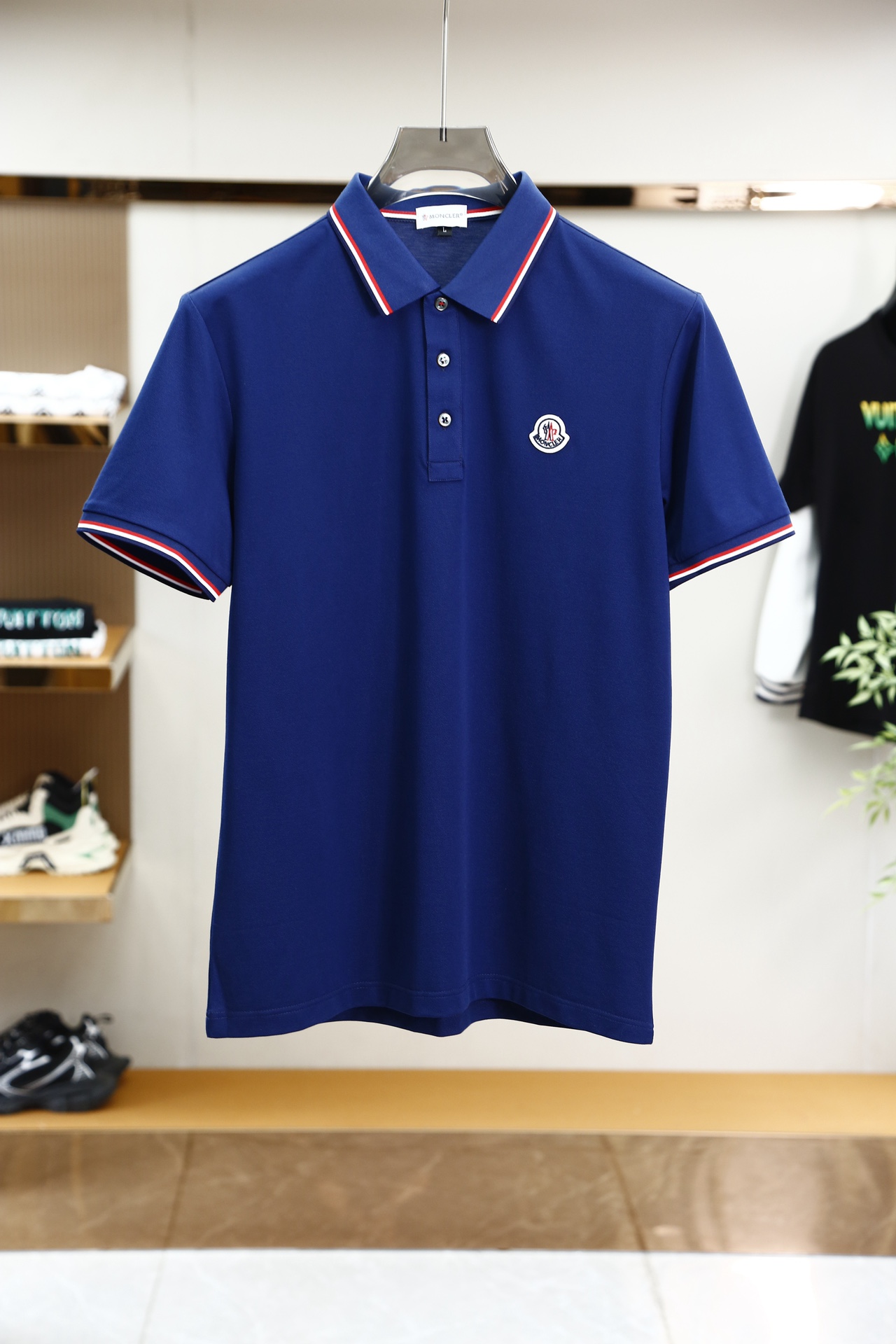 NO:127954,Covered mouth - a big recommendation!  New spring and summer products, on sale in counters, fashionable and high-end men's clothing Polo - chest logo is fashionable / imported with extremely high density mercerized beads, extremely skin-friendly and comfortable. It feels very delicate to touch, has a good texture, is cool and breathable. It is a very good overall style. It is completely fine to wear it alone. If you like it, you can stock up in advance!  Hurry up and grab it. Size (on M/3XL) pick up the next day., Moncler, alexander wang19860909蒙口-重磅推荐！春夏新品 专柜在售 时尚高端男装Polo-胸前Logo个性时尚/进口顶极高密度丝光珠地,极为亲肤舒适 摸上去非常的细腻,质感很好,凉爽透气,整体非常不错的一款,内搭单穿都完全没问题,喜欢的亲也可以提早囤货！赶紧下手抢吧.尺码（于M/3XL）隔天取货.,,Moncler,alexander wang,Men's clothing