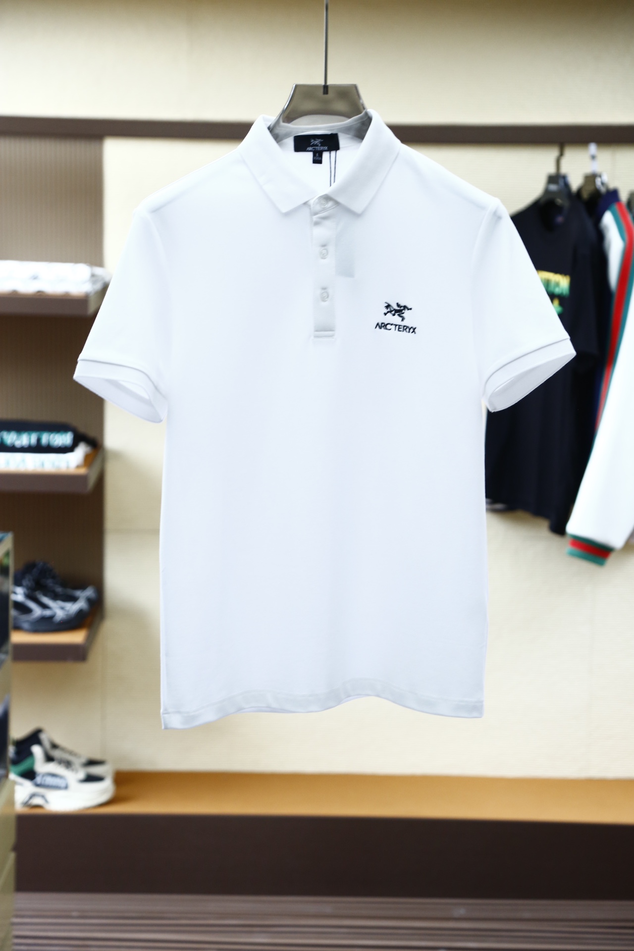 NO:150371,Archaeopteryx - a big recommendation!  New spring and summer products, on sale in counters, fashionable and high-end men's clothing Polo - chest embroidery and jacquard logo, unique and fashionable / imported top high-density mercerized beads, extremely skin-friendly and comfortable. It feels very delicate to touch, has a good texture, is cool and breathable. It is a very good overall style. It is completely fine to wear it alone. If you like it, you can stock up in advance!  Hurry up and grab it. Size (on M/3XL) pick up the next day.,arc'teryx,alexander wang19860909始祖鸟-重磅推荐！春夏新品 专柜在售 时尚高端男装Polo-胸前刺绣加提花Logo个性时尚/进口顶极高密度丝光珠地,极为亲肤舒适 摸上去非常的细腻,质感很好,凉爽透气,整体非常不错的一款,内搭单穿都完全没问题,喜欢的亲也可以提早囤货！赶紧下手抢吧.尺码（于M/3XL）隔天取货.,arc'teryx,alexander wang,Men's clothing