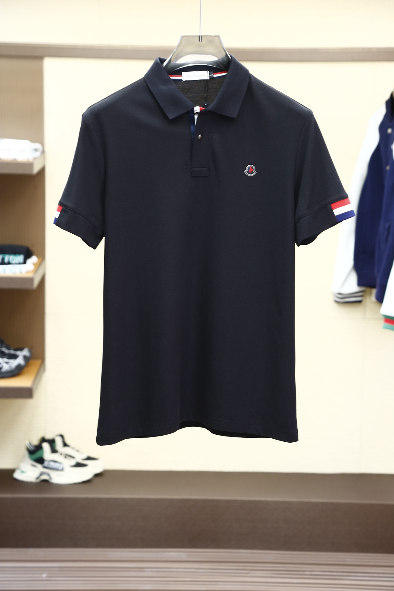 NO:150384,Covered mouth - a big recommendation!  New spring and summer products, on sale in counters, fashionable and high-end men's clothing Polo - chest logo on the side of the house/imported top high-density elastic ice silk - extremely skin-friendly and comfortable. It feels very delicate to touch, has a good texture, is cool and breathable. It is a very good overall style. It is completely fine to wear it alone. If you like it, you can stock up in advance!  Hurry up and grab it. Size (on M/3XL) pick up the next day., Moncler, alexander wang19860909蒙口-重磅推荐！春夏新品 专柜在售 时尚高端男装Polo-胸前Logo个性时尚/进口顶极高密度弹力冰丝-极为亲肤舒适 摸上去非常的细腻,质感很好,凉爽透气,整体非常不错的一款,内搭单穿都完全没问题,喜欢的亲也可以提早囤货！赶紧下手抢吧.尺码（于M/3XL）隔天取货.,,Moncler,alexander wang,Men's clothing