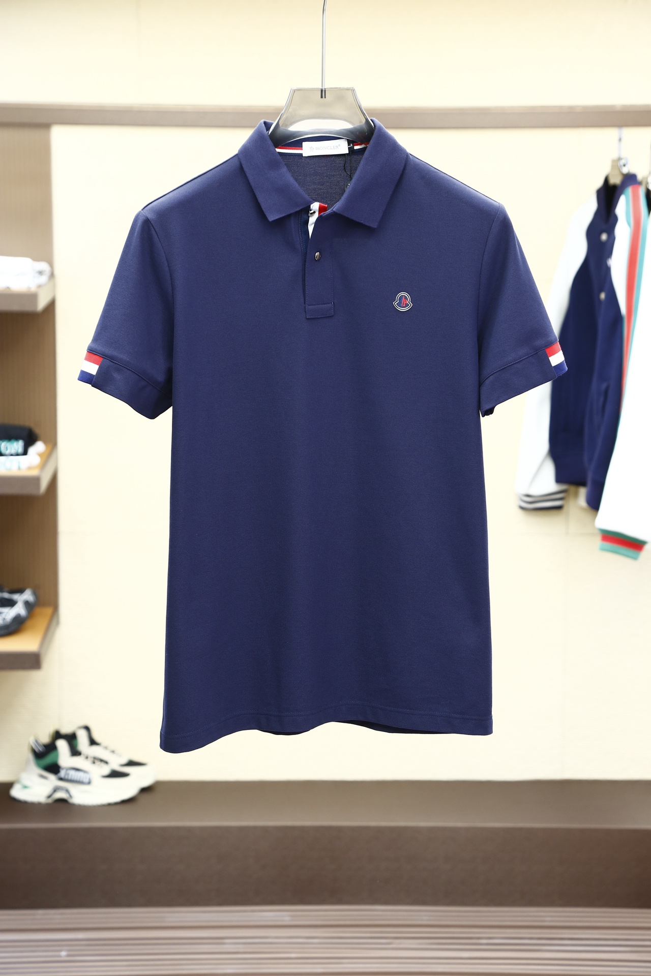 NO:127935,Covered mouth - a big recommendation!  New spring and summer products, on sale in counters, fashionable and high-end men's clothing Polo - chest logo on the side of the house/imported top high-density elastic ice silk - extremely skin-friendly and comfortable. It feels very delicate to touch, has a good texture, is cool and breathable. It is a very good overall style. It is completely fine to wear it alone. If you like it, you can stock up in advance!  Hurry up and grab it. Size (on M/3XL) pick up the next day., Moncler, alexander wang19860909蒙口-重磅推荐！春夏新品 专柜在售 时尚高端男装Polo-胸前Logo个性时尚/进口顶极高密度弹力冰丝-极为亲肤舒适 摸上去非常的细腻,质感很好,凉爽透气,整体非常不错的一款,内搭单穿都完全没问题,喜欢的亲也可以提早囤货！赶紧下手抢吧.尺码（于M/3XL）隔天取货.,,Moncler,alexander wang,Men's clothing