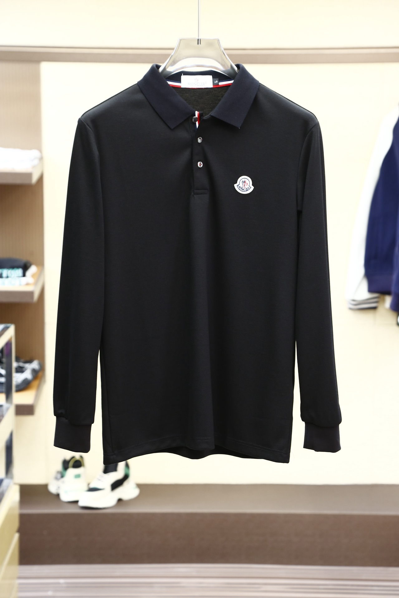 NO:117239,Supports return and exchange after the New Year. Mask - a heavy recommendation!  New autumn and winter products are on sale in counters. Fashionable high-end men's clothing Polo - chest logo is unique and fashionable / imported with extremely high density mercerized beads, extremely skin-friendly and comfortable. It feels very delicate to touch, has a good texture, is soft and breathable. It is a very good overall style. It is completely fine to wear it alone. If you like it, you can stock up in advance!  Hurry up and grab it. Size (on M/4XL) pick up the next day., Moncler, alexander wang19860909支持年后退换. 蒙口-重磅推荐！秋冬新品 专柜在售 时尚高端男装Polo-胸前Logo个性时尚/进口顶极高密度丝光珠地,极为亲肤舒适 摸上去非常的细腻,质感很好,舒软透气,整体非常不错的一款,内搭单穿都完全没问题,喜欢的亲也可以提早囤货！赶紧下手抢吧.尺码（于M/4XL）隔天取货.,,Moncler,alexander wang,Men's clothing