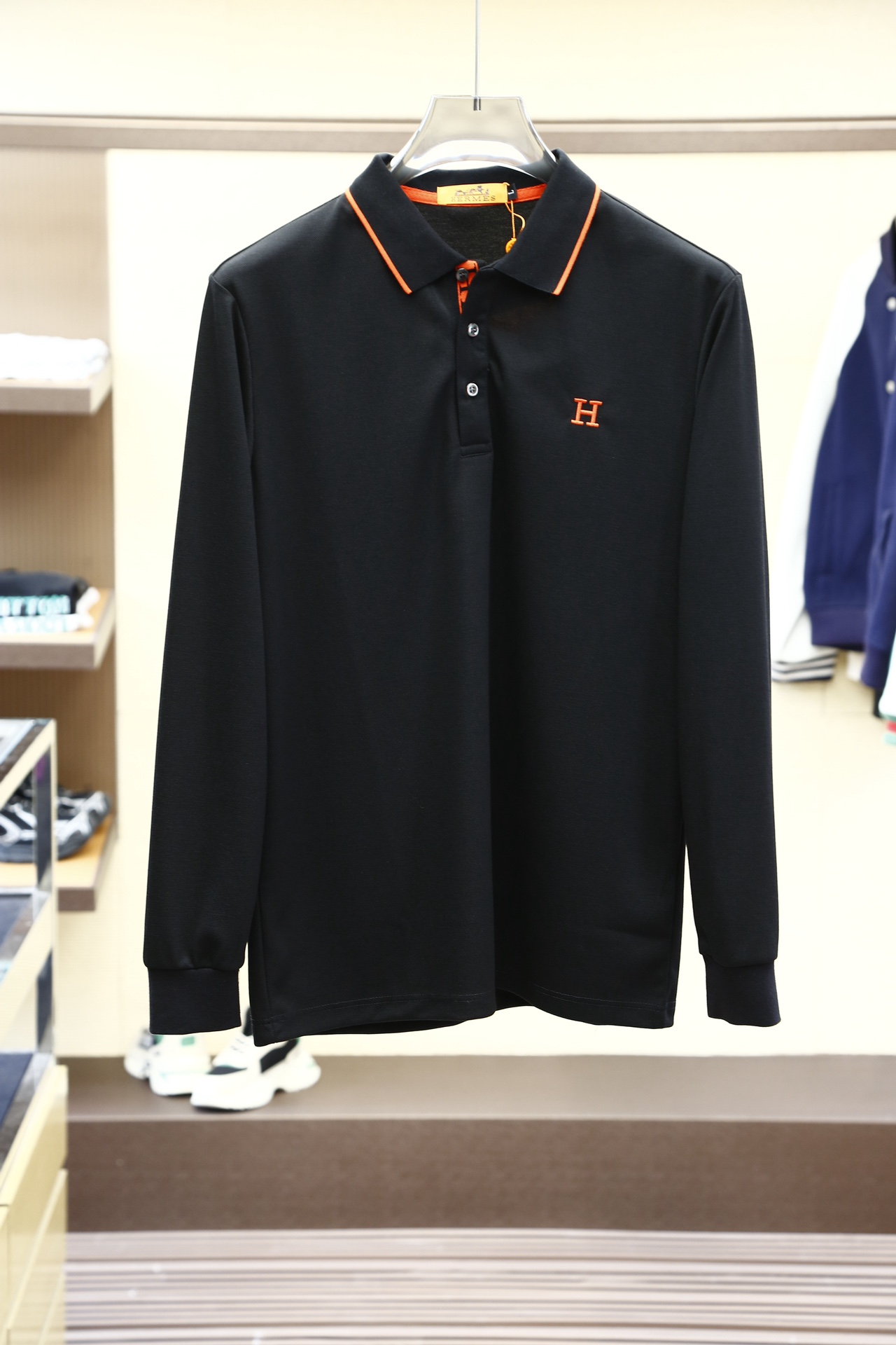 NO:117219,Supports return and exchange after the New Year. Hermes - a major recommendation!  New autumn and winter products are on sale in counters. Fashionable high-end men's clothing Polo - chest logo is unique and fashionable / imported with extremely high density mercerized beads, extremely skin-friendly and comfortable. It feels very delicate to touch, has a good texture, is soft and breathable. It is a very good overall style. It is completely fine to wear it alone. If you like it, you can stock up in advance!  Hurry up and grab it. Size (on M/4XL) pick up the next day., hermes, hermes, alexander wang19860909支持年后退换. Hermes爱马仕-重磅推荐！秋冬新品 专柜在售 时尚高端男装Polo-胸前Logo个性时尚/进口顶极高密度丝光珠地,极为亲肤舒适 摸上去非常的细腻,质感很好,舒软透气,整体非常不错的一款,内搭单穿都完全没问题,喜欢的亲也可以提早囤货！赶紧下手抢吧.尺码（于M/4XL）隔天取货.,,hermes,hermes,alexander wang,Men's clothing