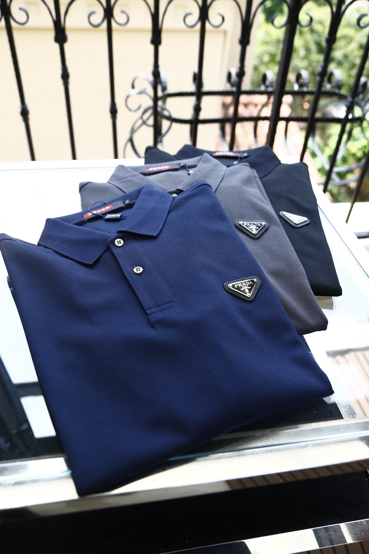 NO:117245,Supports return and exchange after the year. Prada-Prada-major recommendation!  New autumn and winter products are on sale in counters. Fashionable high-end men's clothing Polo - chest logo is unique and fashionable / imported with extremely high density mercerized beads, extremely skin-friendly and comfortable. It feels very delicate to touch, has a good texture, is soft and breathable. It is a very good overall style. It is completely fine to wear it alone. If you like it, you can stock up in advance!  Hurry up and grab it. Size (on M/4XL) pick up the next day., prada, prada, alexander wang19860909支持年后退换. Prada-普拉达-重磅推荐！秋冬新品 专柜在售 时尚高端男装Polo-胸前Logo个性时尚/进口顶极高密度丝光珠地,极为亲肤舒适 摸上去非常的细腻,质感很好,舒软透气,整体非常不错的一款,内搭单穿都完全没问题,喜欢的亲也可以提早囤货！赶紧下手抢吧.尺码（于M/4XL）隔天取货.,,prada,prada,alexander wang,Men's clothing