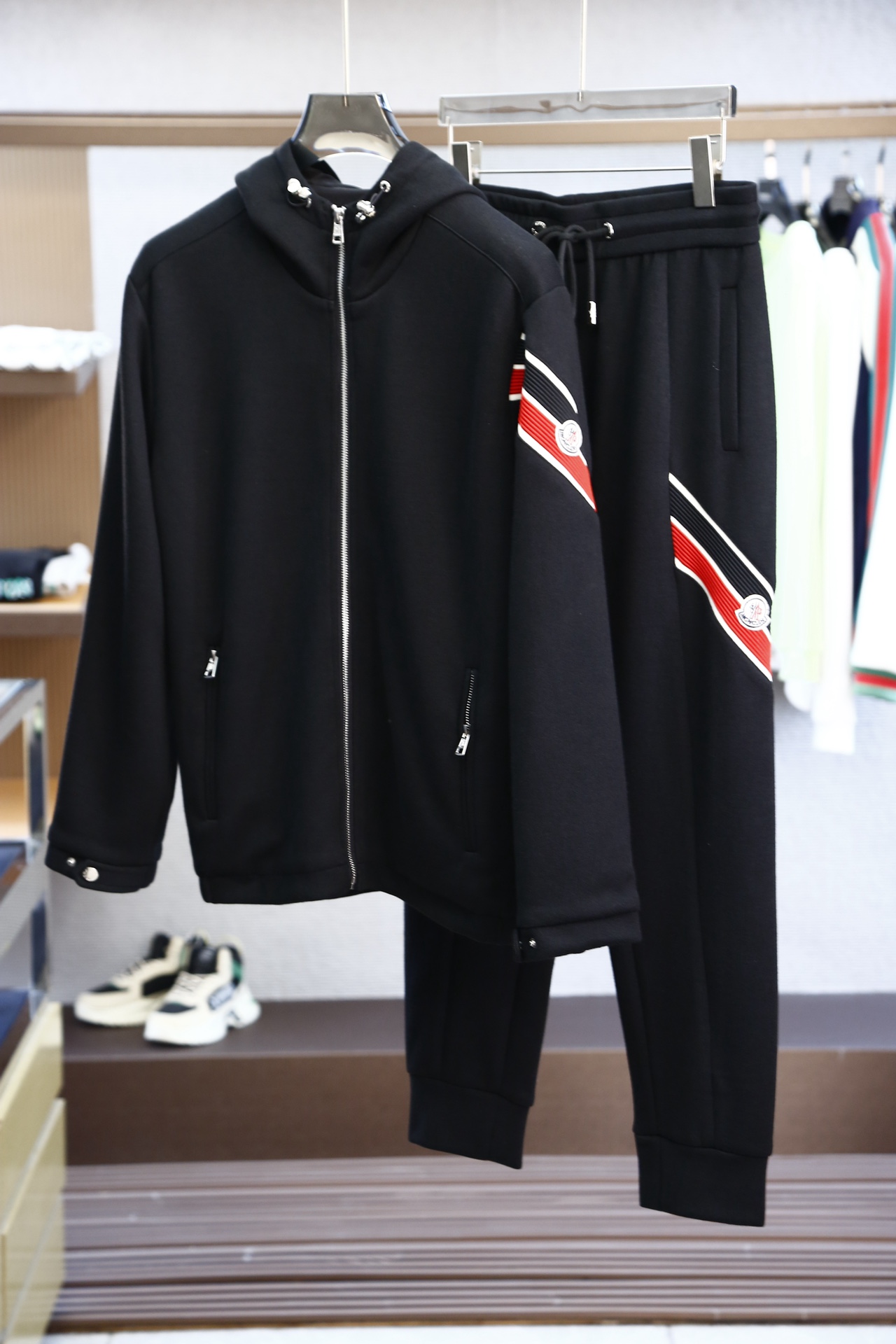 
羊毛套装一套可以拆 衣服450、裤子310
蒙口/套装 2024专柜同款新品休闲套装！明星最爱时装味休