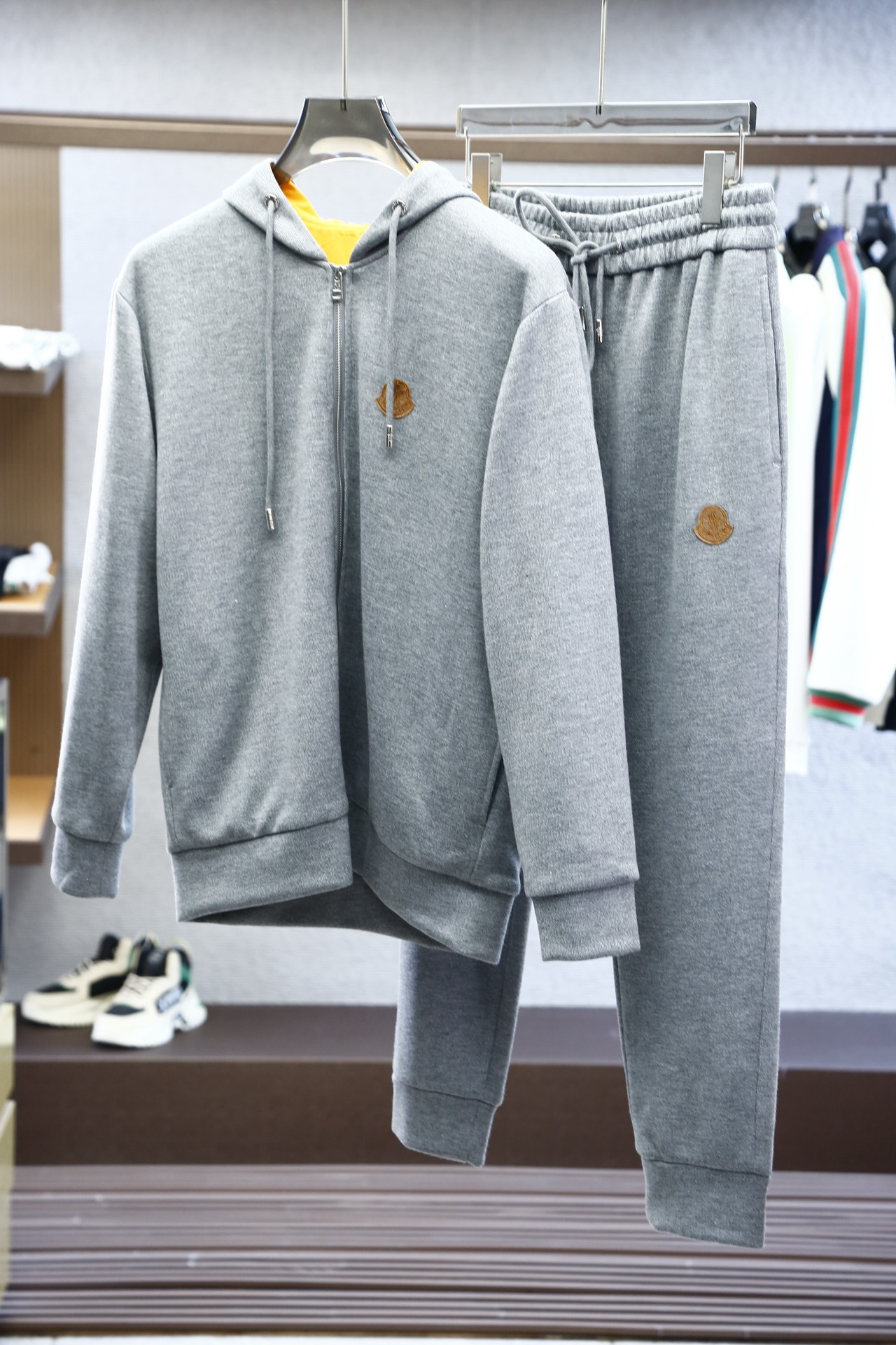 羊毛套装一套可以拆 衣服450、裤子310
蒙口/套装 2024专柜同款新品休闲套装！明星最爱时装味休闲