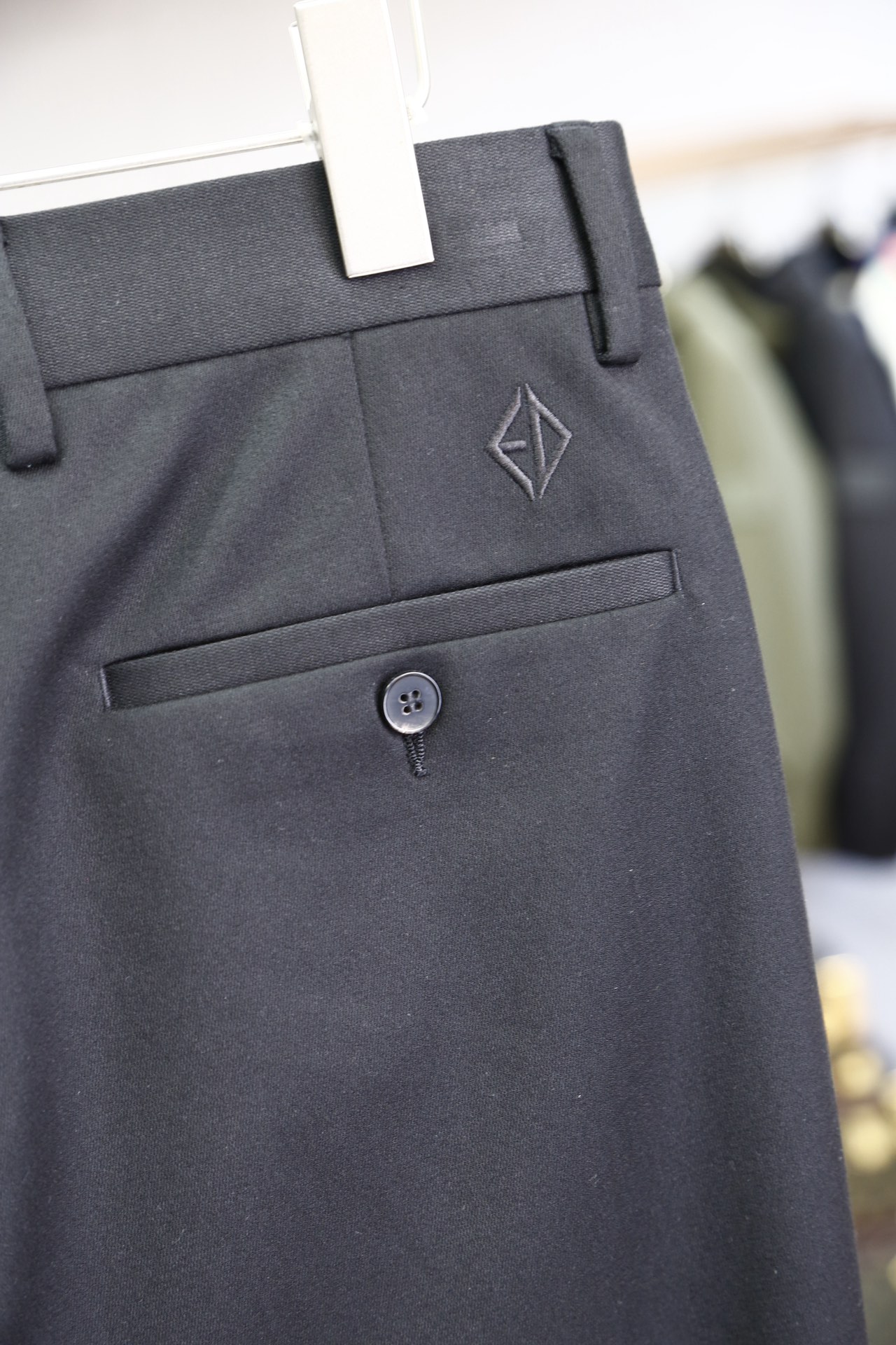 
Dior迪奥-2024秋冬专柜新品同步上市。原单订制高品质时尚西裤-超级百搭款。独家定制-进口超细棉加