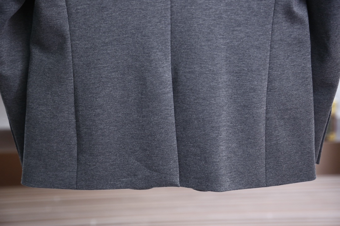 这款ZEGNA秋季新品休闲西服 面料方面选用澳洲进口羊毛面料,奢软的羊毛料绒软糯亲肤,胜在手感爽滑,质