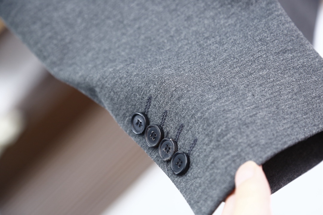 这款ZEGNA秋季新品休闲西服 面料方面选用澳洲进口羊毛面料,奢软的羊毛料绒软糯亲肤,胜在手感爽滑,质