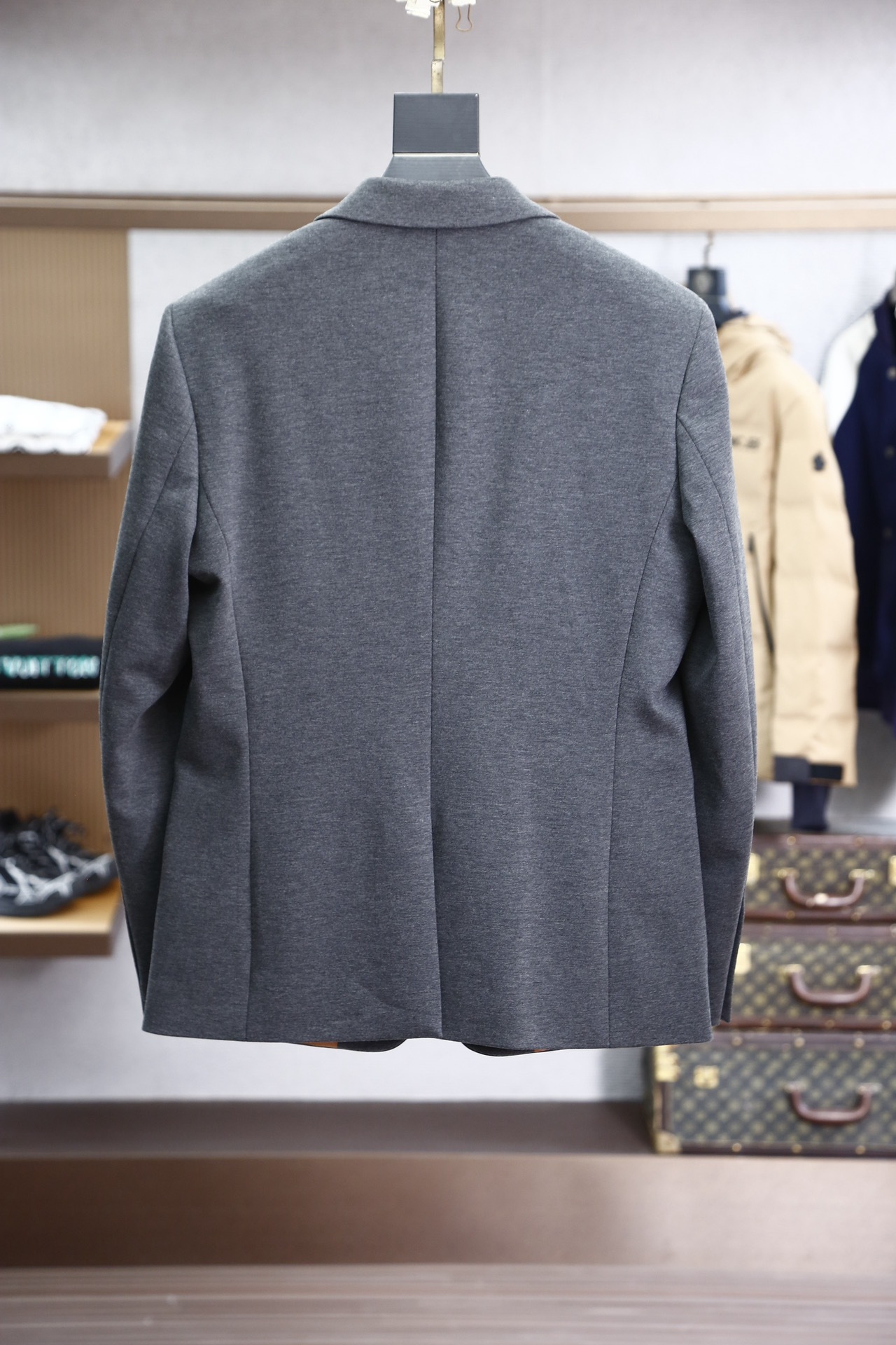 这款ZEGNA秋季新品休闲西服 面料方面选用澳洲进口羊毛面料,奢软的羊毛料绒软糯亲肤,胜在手感爽滑,质