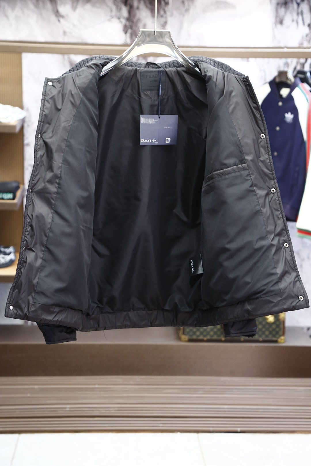
普拉达-
2024秋冬新款
蒙口/新品羽绒服  鹅绒
PA意式奢华，极简主义风格 最新新国标9010羽