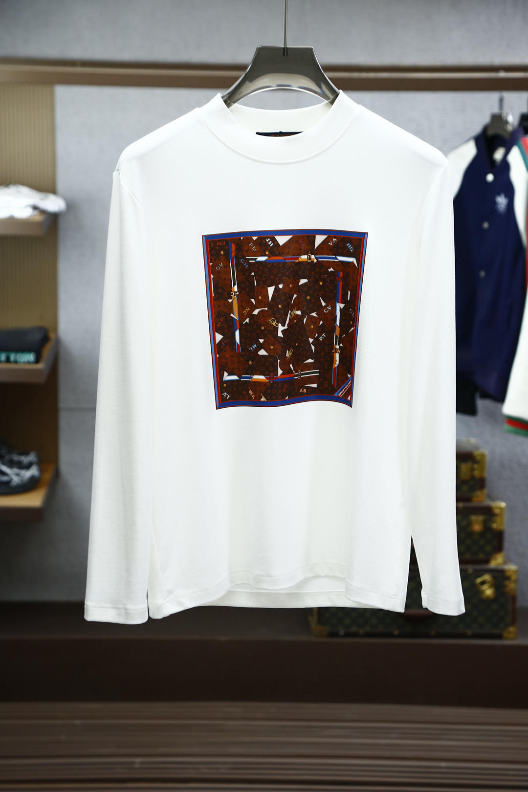 NO:128089,LV Louis Vuitton - patterned logo printed long-sleeved T-shirt, SS autumn new tee, success, leading the way, Hermes among the king of luxury, the eye-catching and fashionable logo design makes people fall in love at a glance, perfect, exquisite, plump and three-dimensional, customer-supplied knitted cotton fabric made, soft and comfortable, skin-friendly and breathable fabric feels very solid, the upper body is very stylish, crisp and stylish!  Size M-XXL M-size clothes 74cm shoulder width 47cm bust 111cm L-size clothes 75cm shoulder width 48cm bust 115cm XL-size clothes 76cm shoulder width 49cm bust 119cm XXL-size clothes 77cm shoulder width 50cm bust 123cm, hermes,louis vuitton,louis vuitton,tees,t-shirt,alexander wang19860909LV路易威登--图案logo印花长袖T恤,SS秋季新款tee,马到成功,一马当先,奢侈之王中的爱马仕,风格醒目洋气的logo图案设计让人一眼沦陷,完美精致饱满立体,客供针织棉面料制作,柔软舒适,亲肤透气面料手感十分扎实,上身很显型,挺括有型！尺码M-XXL M码衣长74cm 肩宽47cm 胸围111cm L码衣长75cm 肩宽48cm 胸围115cm XL码衣长76cm 肩宽49cm 胸围119cm XXL码衣长77cm 肩宽50cm 胸围123cm,,hermes,louis vuitton,louis vuitton,tees，t-shirt,alexander wang,Men's clothing