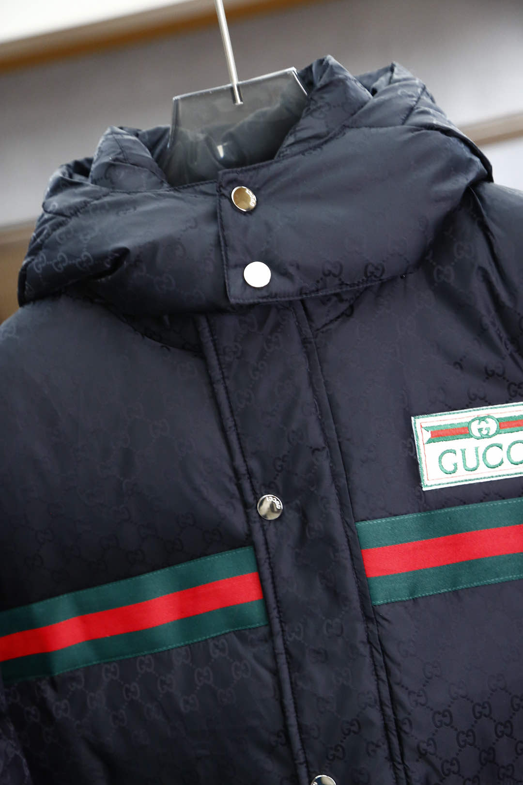 Gucci古奇2024兴独家专供秋冬新款连帽羽绒服2024秋冬贸易公司渠道稀出降温天气必备的保暖单品胸前