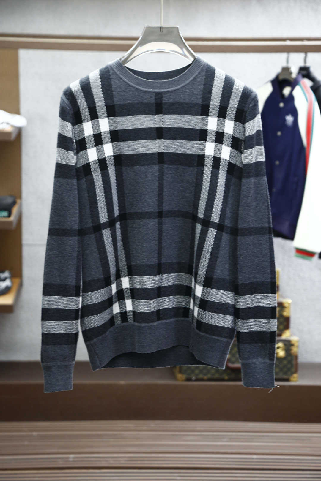
BBR巴宝莉/2024ss秋冬新品，男士经典刺绣针织圆领毛衣，贸易公司渠道货，官宣画册款，明星级的一款