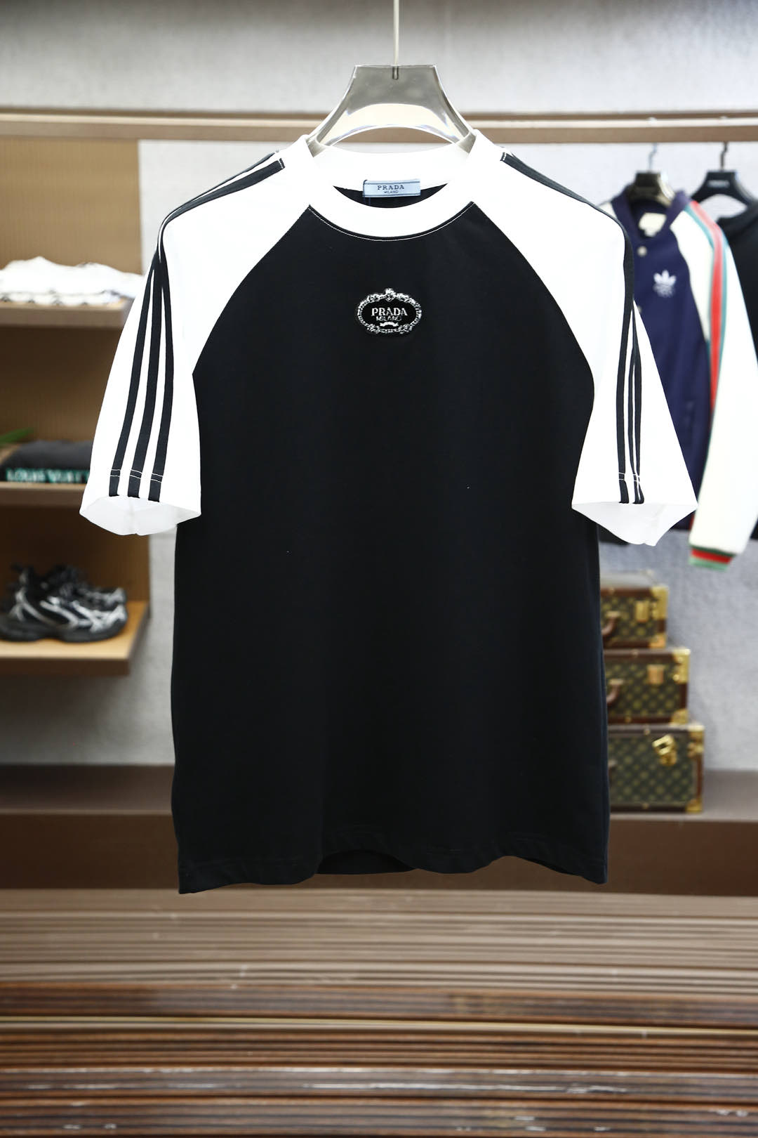 NO:128113,Prada 2025 New Year's New Style First batch of short-sleeved short-sleeved, imported Ma cotton T-shirts Official website 1.1 top-level manufacturing. Prada Chinese Year of Snake Rib Knitted Necklace The fabric is comfortable, soft and stylish, not easy to deform and sweat-absorbent, color black and blue. Number of codes M-3XL, prada, prada, T-shirt, tees, t-shirt, alexander wang19860909Prada普拉达2025新年新款第一批短袖,进口匹马棉质T恤 官网1.1顶级制造.礼赞中国蛇年 罗纹针织领口 面料舒适柔软有型,不易变形吸汗, 颜色黑色蓝色 码数M-3XL,,prada,prada,T-shirt,tees，t-shirt,alexander wang,Men's clothing