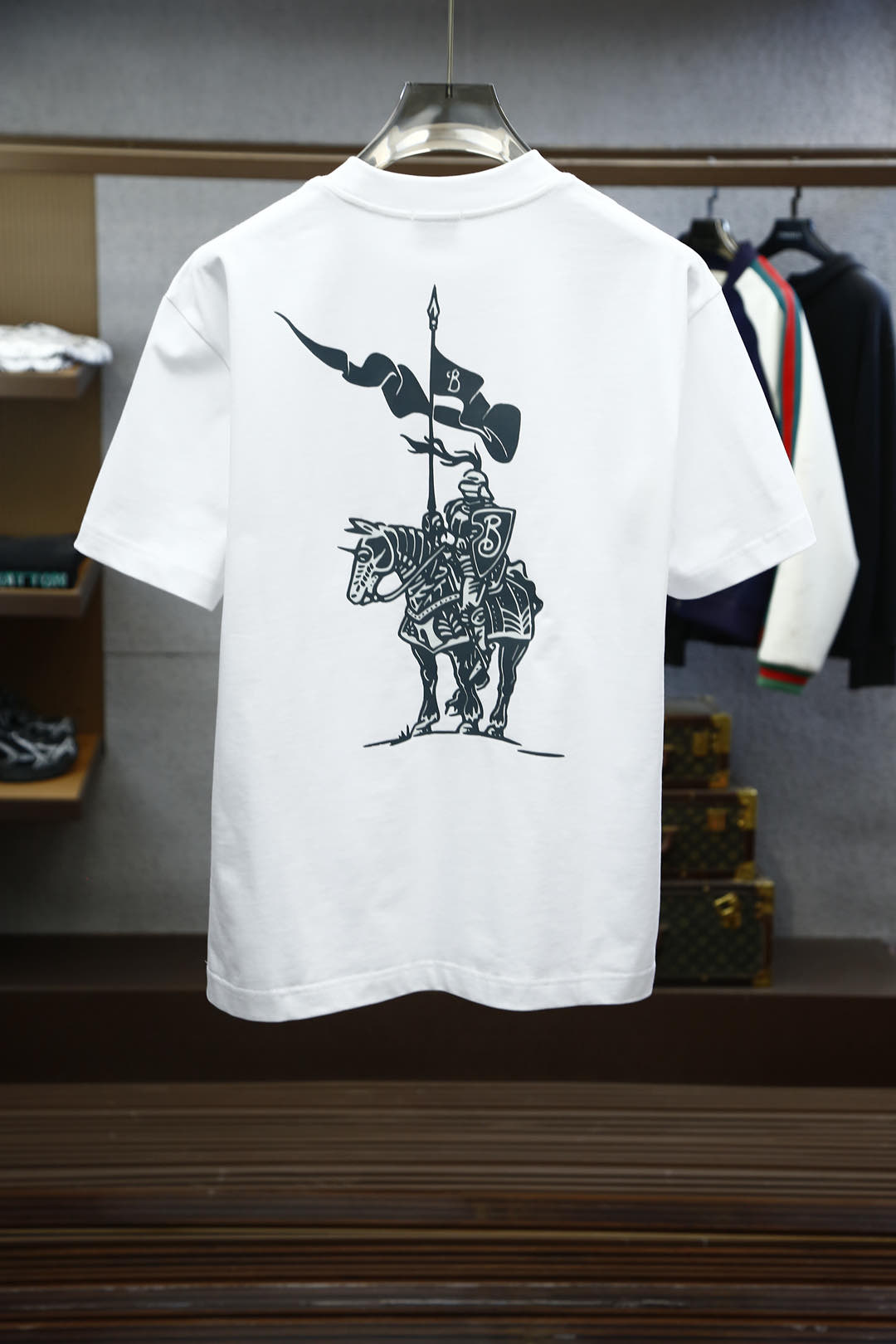 
BBR巴宝莉📣📣📣2025新年新款第一批短袖，进口匹马棉质T恤
官网1.1顶级制造。礼赞中国蛇年 罗纹