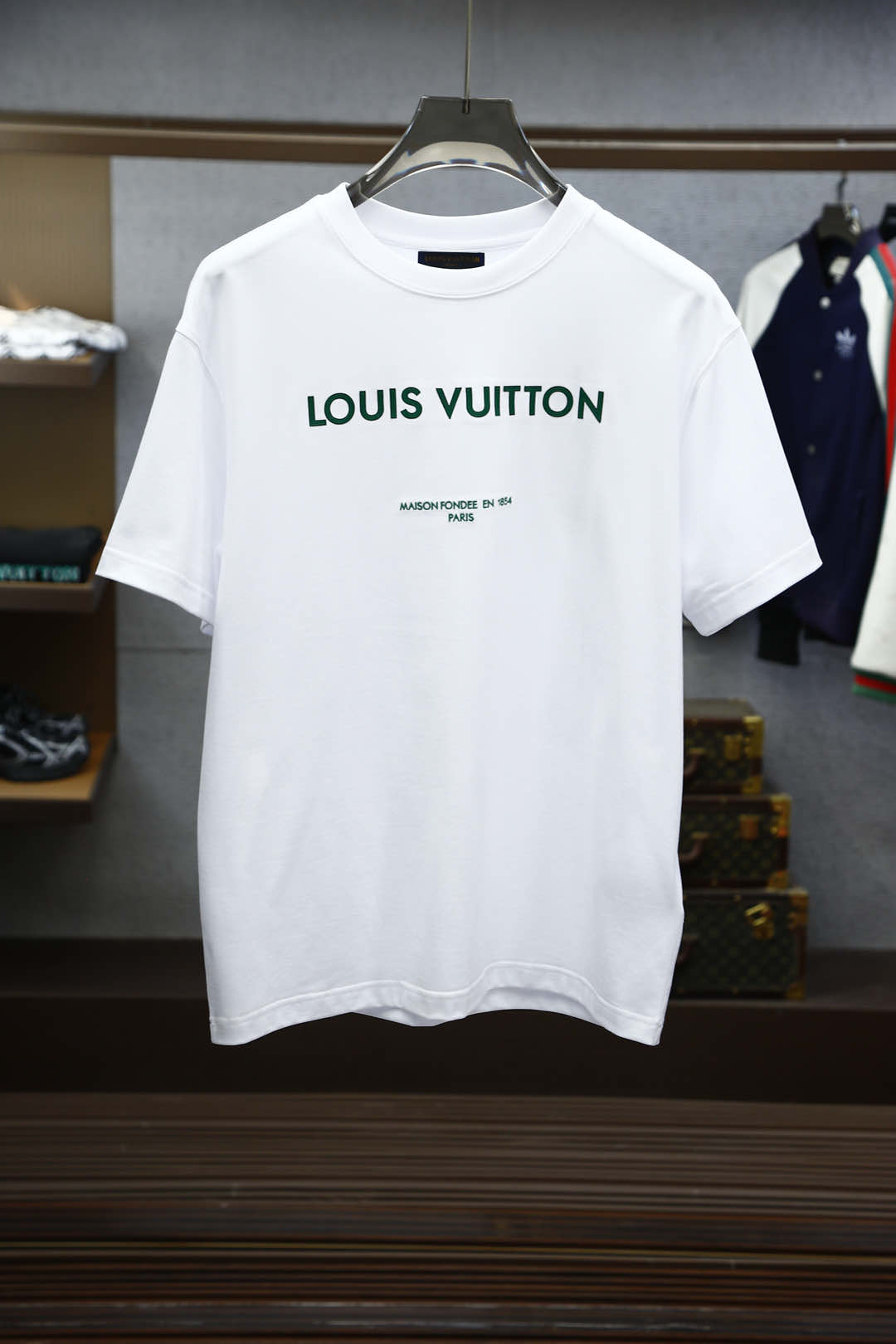 
LV；路易威登；高货；市场最好版本；2025春夏男士短袖T恤，正面饰后面都有字母刺绣Logo印花装饰的