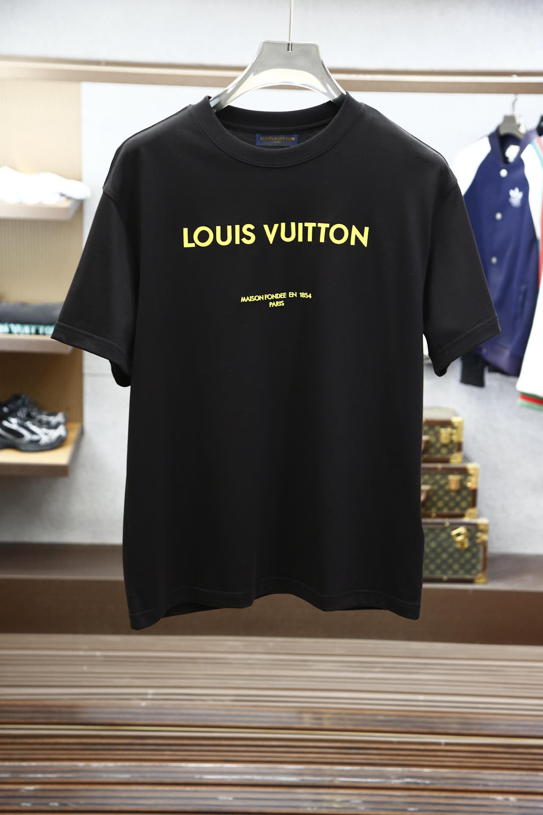 
LV；路易威登；高货；市场最好版本；2025春夏男士短袖T恤，正面饰后面都有字母刺绣Logo印花装饰的