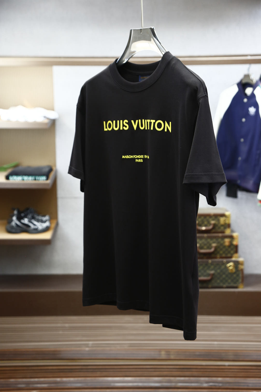 
LV；路易威登；高货；市场最好版本；2025春夏男士短袖T恤，正面饰后面都有字母刺绣Logo印花装饰的