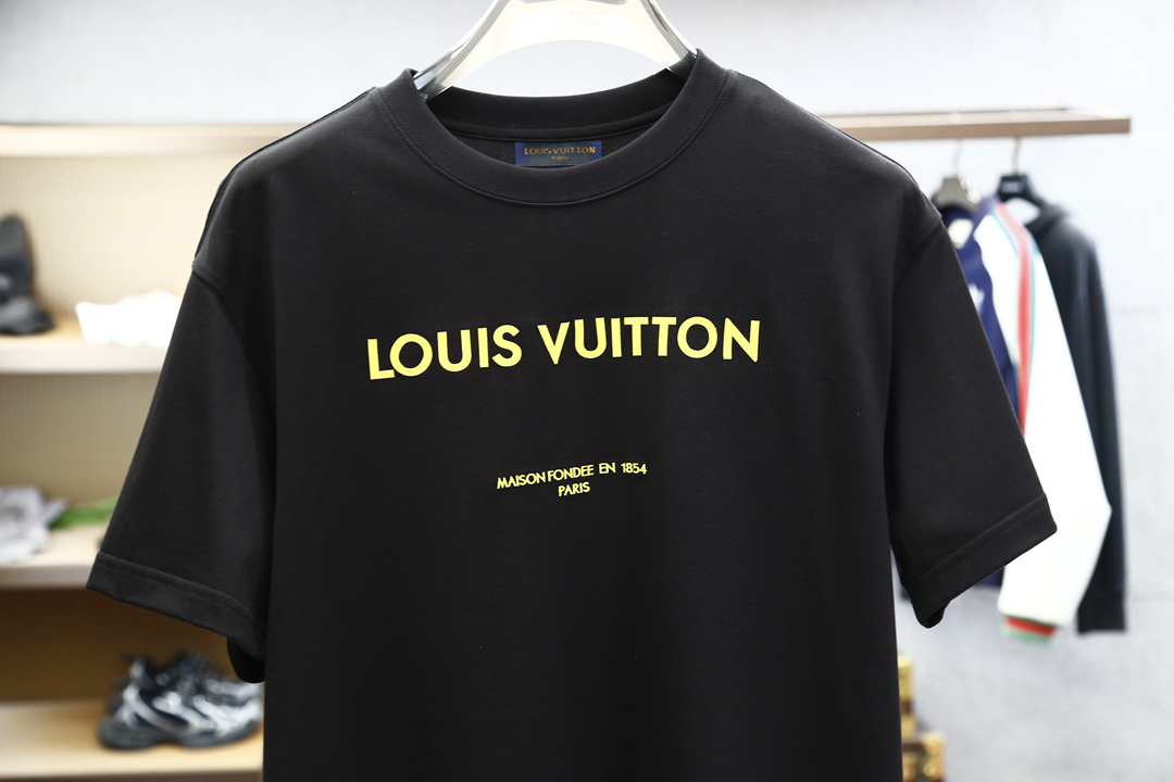 
LV；路易威登；高货；市场最好版本；2025春夏男士短袖T恤，正面饰后面都有字母刺绣Logo印花装饰的