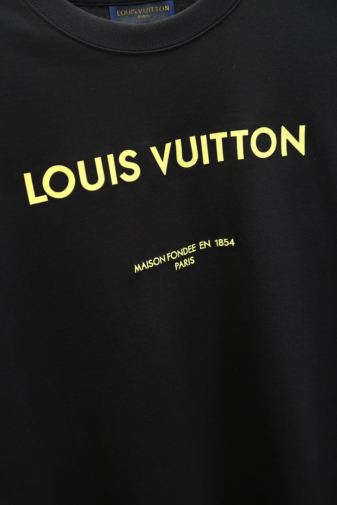 
LV；路易威登；高货；市场最好版本；2025春夏男士短袖T恤，正面饰后面都有字母刺绣Logo印花装饰的