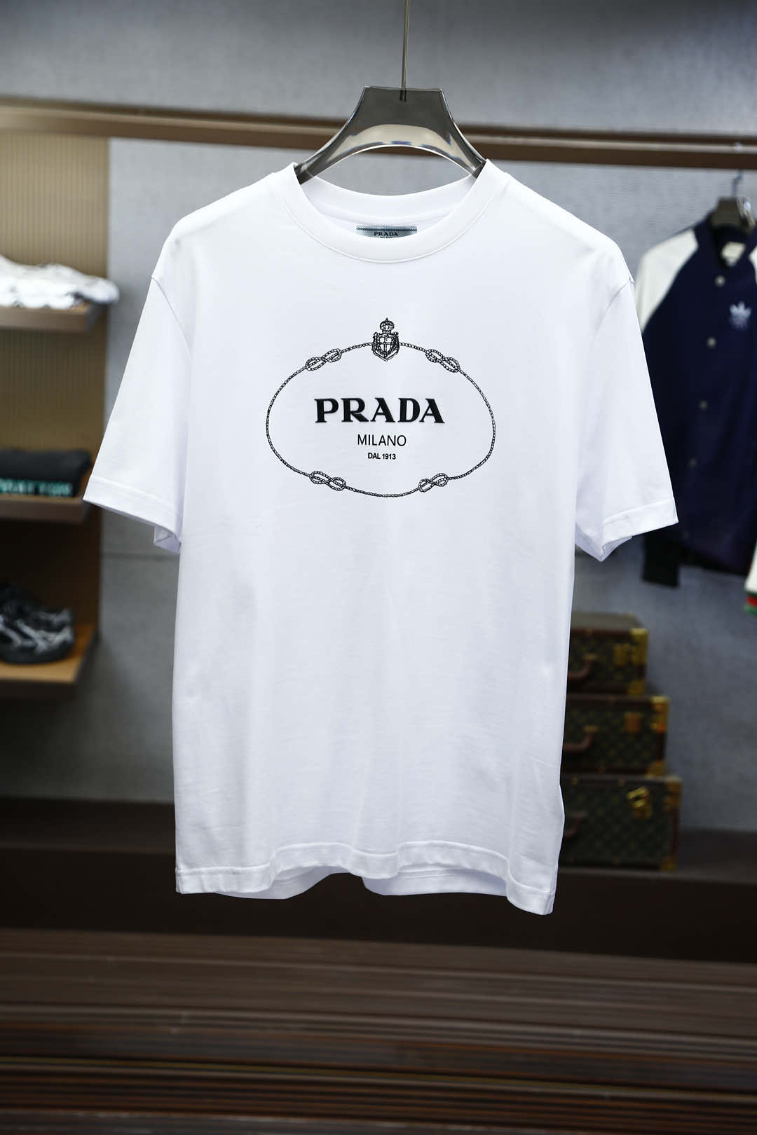 NO:128102,Prada 2025 Spring and Summer Men's Crystal Starfish Blason Short-sleeved T-shirt, with a heavy craftsmanship of logo print and embroidery on the back of the front, making it a very brand-recognizable item. It uses high-strength high-density 180 double-strand mercerized cotton liquid ammonia fabric, the upper body is comfortable and breathable, the fabric is delicate, slightly elastic, comfortable and soft without deformation, thickened collar, M-3XL pickup the next day,,,prada,prada,T-shirt,tees,t-shirt,alexander wang19860909Prada普拉达2025春夏男士水晶Starfish Blason 短袖T恤,正面饰后面都有Logo印花加刺绣装饰的重工艺打造,极具品牌辨识度的一款单品.采用高支高密180支双股丝光棉液氨面料,上身舒适透气、面料细腻微弹舒适柔软不变形,领子加厚定型,M-3XL隔天取货,,,prada,prada,T-shirt,tees，t-shirt,alexander wang,Men's clothing