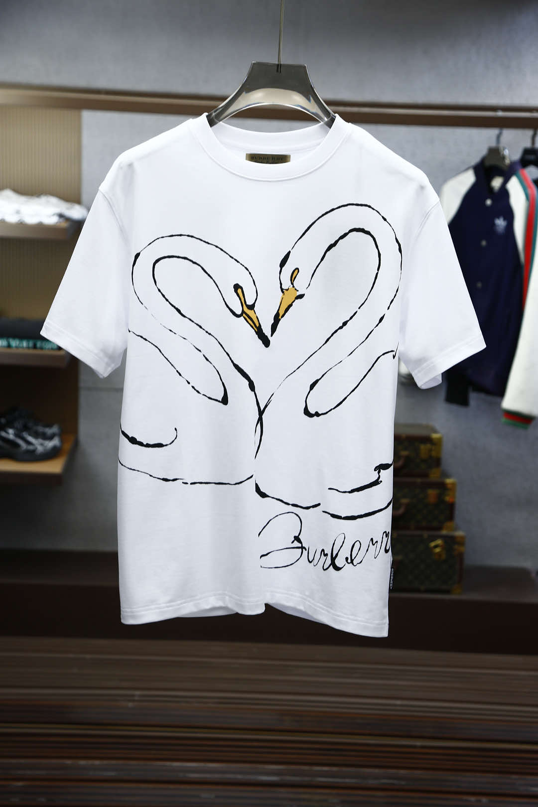 NO:128104,BBR Burberry/2025 Spring and Summer Men's Crystal Starfish Blason Short-sleeved T-shirt, with a heavy craftsmanship of logo print and embroidery decoration on the front, making it a very brand-recognizable item. It uses high-strength high-density 180 double-strand mercerized cotton liquid ammonia fabric, the upper body is comfortable and breathable, the fabric is delicate, slightly elastic, comfortable and soft without deformation, thickened collar, M-3XL pickup the next day,, burberry, T-shirt, tees, t-shirt, alexander wang19860909BBR巴宝莉/2025春夏男士水晶Starfish Blason 短袖T恤,正面饰后面都有Logo印花加刺绣装饰的重工艺打造,极具品牌辨识度的一款单品.采用高支高密180支双股丝光棉液氨面料,上身舒适透气、面料细腻微弹舒适柔软不变形,领子加厚定型,M-3XL隔天取货,,,burberry,T-shirt,tees，t-shirt,alexander wang,Men's clothing