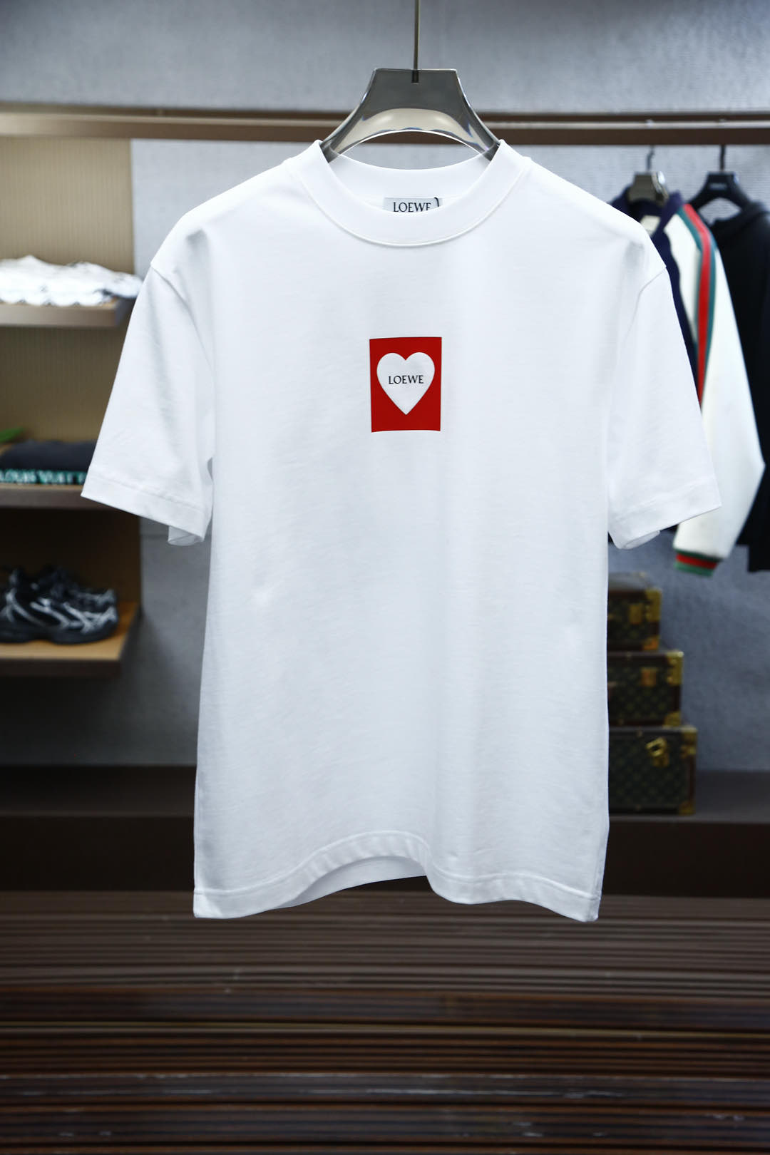 NO:128108,Loewe/25 Snake Year Limited Edition XS-S-M-L, same style for men and women. Lightweight knitted cotton is available in stock and ingeniously creates the whole silhouette. The chest is cleverly integrated with the brand's classic GC logo. Snake Year Limited Printing Design, creating a classic and charming wardrobe item. Loose-style pure cotton knitted plain fabric  15S fine cotton plain fabric, 230g; paired with 32S double yarn thread, 300g. Plain weave fabric made of cotton fibers treated with combed process, compared with ordinary cotton fabrics, its fiber arrangement is more neat and dense, so it has better texture and luster. 15S fine cotton plain fabric is a high-quality cotton fabric, with the characteristics of softness and comfort, good breathability and durability, and the classic round neck loose original straight tube style, loose clothing cut, no body binding and no body shape. Elegant style makes it a good choice for inner and outer wear, loewe, loewe, alexander wang19860909Loewe罗意威/25蛇年限量XS-S-M-L 男女同款 现货发售轻质针织棉匠心打造令整个廓形增添魅力.胸前巧妙融入品牌经典GC标识 蛇年限定印花设计、缔造经典且迷人的衣橱单品 宽松版型纯棉质针织平纹面料 采用15S精棉平纹面料,230g；搭配32S双纱螺纹,300g.采用精梳工艺处理的棉纤维制成的平纹织物,相对于普通棉布而言,它的纤维排列更加整齐、密度更高,因此具有更好的质地和光泽.15S精棉平纹面料是一种高品质的棉质面料,具有柔软舒适、透气性好、耐用性好等特点经典圆领宽松原直筒版型,宽松衣型裁剪,不束身不限制身型.优雅格调成就内搭外穿佳选,,loewe,loewe,alexander wang,Men's clothing