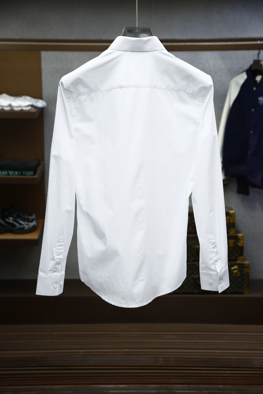 
蒙口-2025早春新品 专柜在售 时尚高端男装衬衣，纯白色设计干净利落整洁，董事长精英必备系列，舒适松