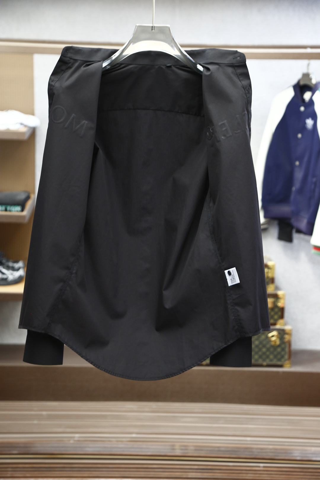 
蒙口-2025早春新品 专柜在售 时尚高端男装衬衣，纯白色设计干净利落整洁，董事长精英必备系列，舒适松