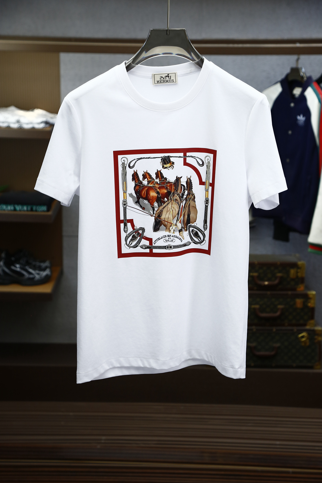 NO:128106,Hermes - 25 Snake Year Limited Edition M-3XL for men and women. Lightweight knitted cotton is ingeniously created to add charm to the entire silhouette. The chest is cleverly integrated with the brand's classic logo. Snake Year Limited Printing Design, creating a classic and charming wardrobe item. Loose-style pure cotton knitted plain fabric  15S fine cotton plain fabric, 230g; paired with 32S double yarn thread, 300g. Plain weave fabric made of cotton fibers treated with combed process, compared with ordinary cotton fabrics, its fiber arrangement is more neat and dense, so it has better texture and luster. 15S fine cotton plain fabric is a high-quality cotton fabric, with the characteristics of softness and comfort, good breathability and durability, and the classic round neck loose original straight tube style, loose clothing cut, no body binding and no body shape. Elegant style makes it a good choice for inner and outer wear, hermes, hermes, alexander wang19860909Hermes 爱马仕-25蛇年限量M-3XL男女同款 现货发售轻质针织棉匠心打造令整个廓形增添魅力.胸前巧妙融入品牌经典标识 蛇年限定印花设计、缔造经典且迷人的衣橱单品 宽松版型纯棉质针织平纹面料 采用15S精棉平纹面料,230g；搭配32S双纱螺纹,300g.采用精梳工艺处理的棉纤维制成的平纹织物,相对于普通棉布而言,它的纤维排列更加整齐、密度更高,因此具有更好的质地和光泽.15S精棉平纹面料是一种高品质的棉质面料,具有柔软舒适、透气性好、耐用性好等特点经典圆领宽松原直筒版型,宽松衣型裁剪,不束身不限制身型.优雅格调成就内搭外穿佳选,,hermes,hermes,alexander wang,Men's clothing