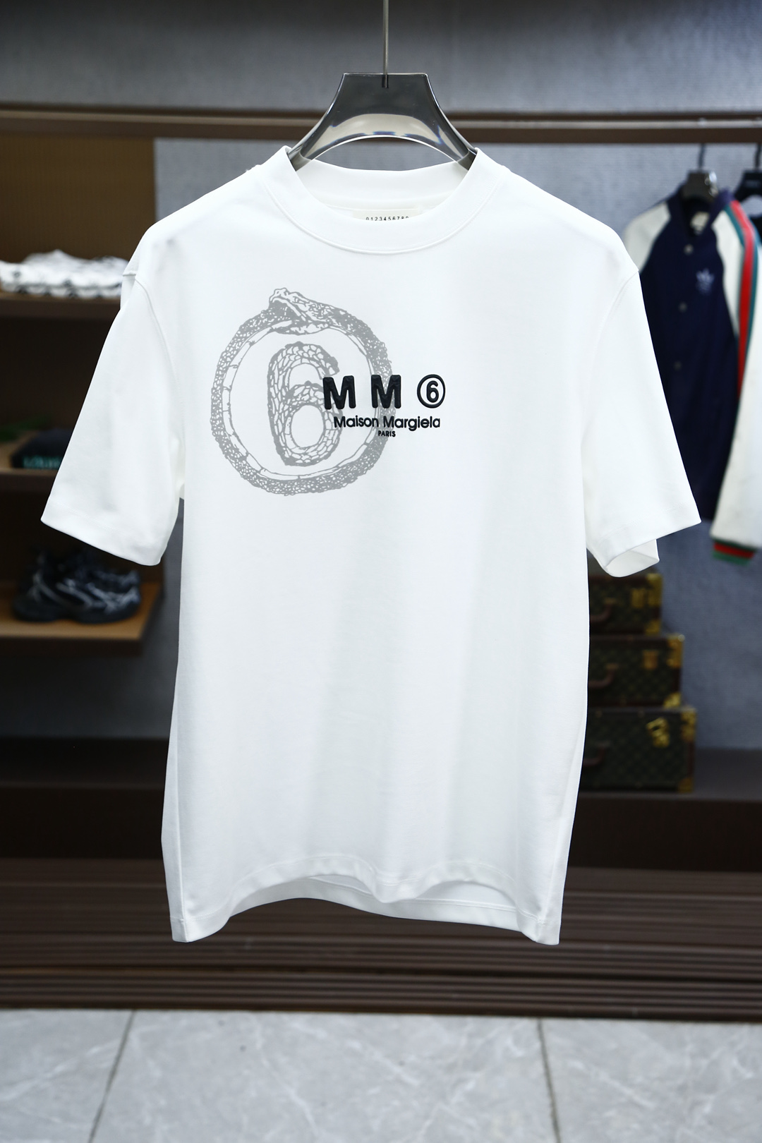 
MM时尚潮牌；颜色：白色 深灰 奶油黄
2.尺码M-5XL
3.版型微阔短袖T
4.成份罗马棉平纹面料