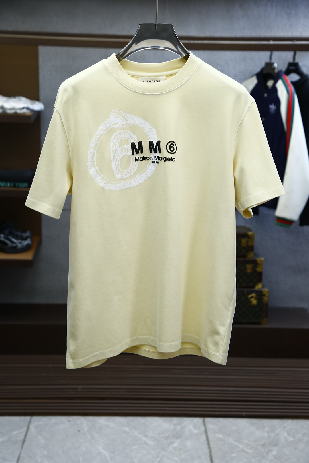 
MM时尚潮牌；颜色：白色 深灰 奶油黄
2.尺码M-5XL
3.版型微阔短袖T
4.成份罗马棉平纹面料