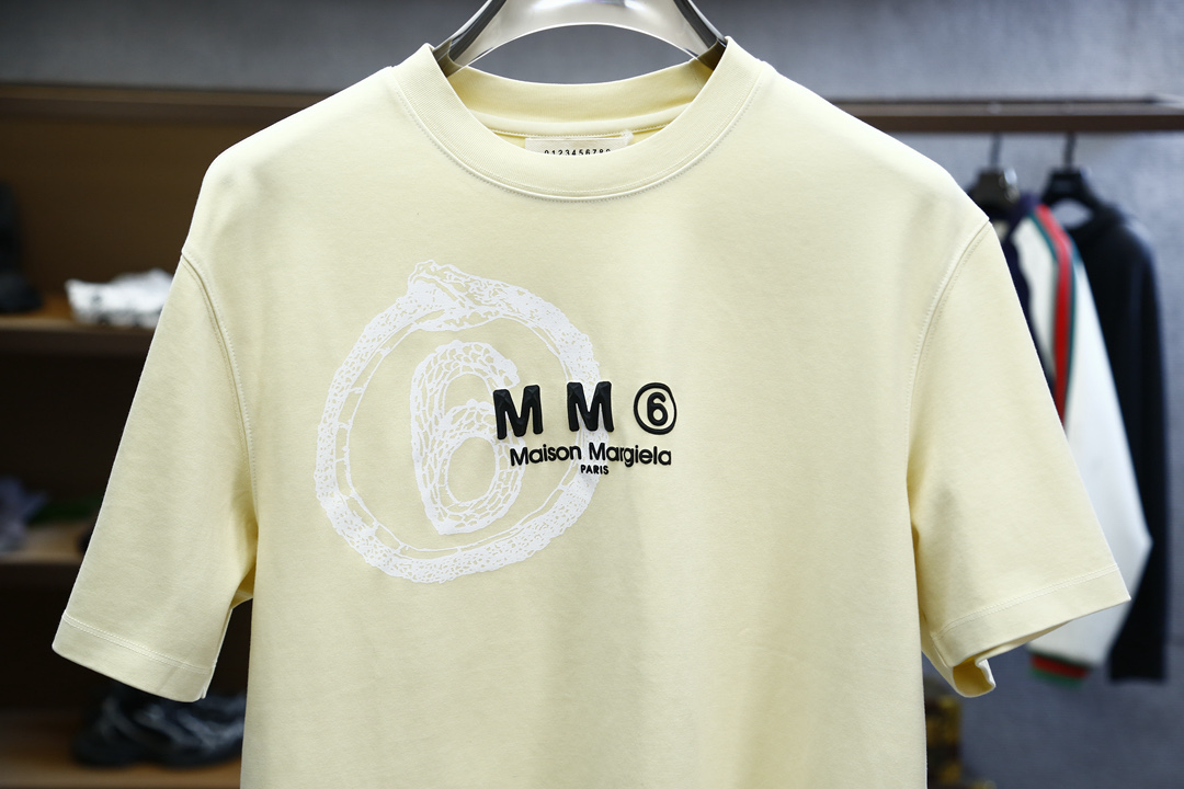 
MM时尚潮牌；颜色：白色 深灰 奶油黄
2.尺码M-5XL
3.版型微阔短袖T
4.成份罗马棉平纹面料