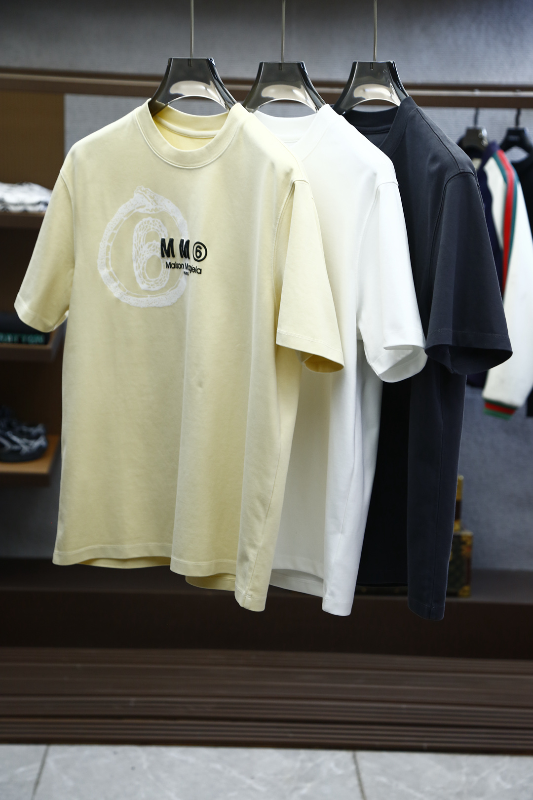 
MM时尚潮牌；颜色：白色 深灰 奶油黄
2.尺码M-5XL
3.版型微阔短袖T
4.成份罗马棉平纹面料