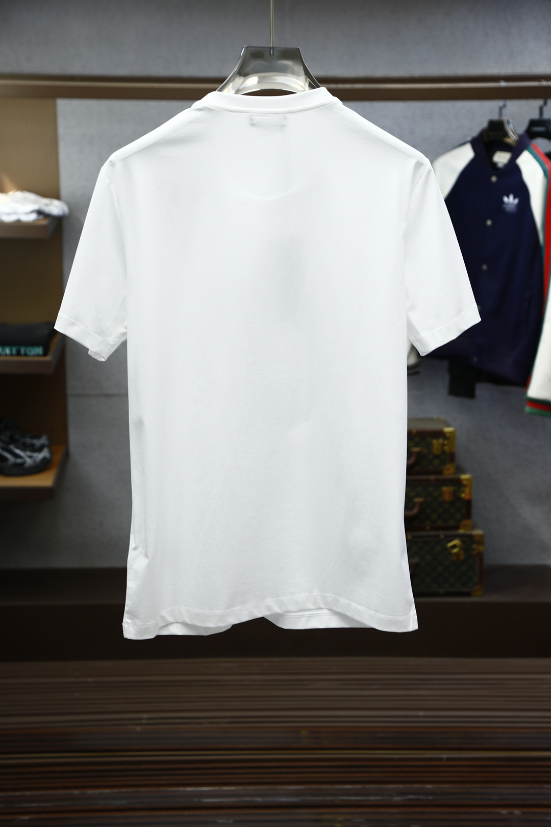 
范思哲-Vers&ace 25春夏新品水晶Medusa短袖T恤，正面饰有水晶缀饰的Medusa图案，采