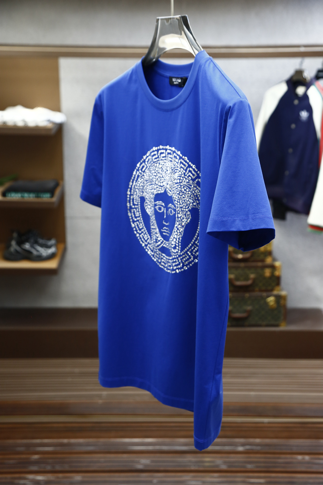
范思哲-Vers&ace 25春夏新品水晶Medusa短袖T恤，正面饰有水晶缀饰的Medusa图案，采