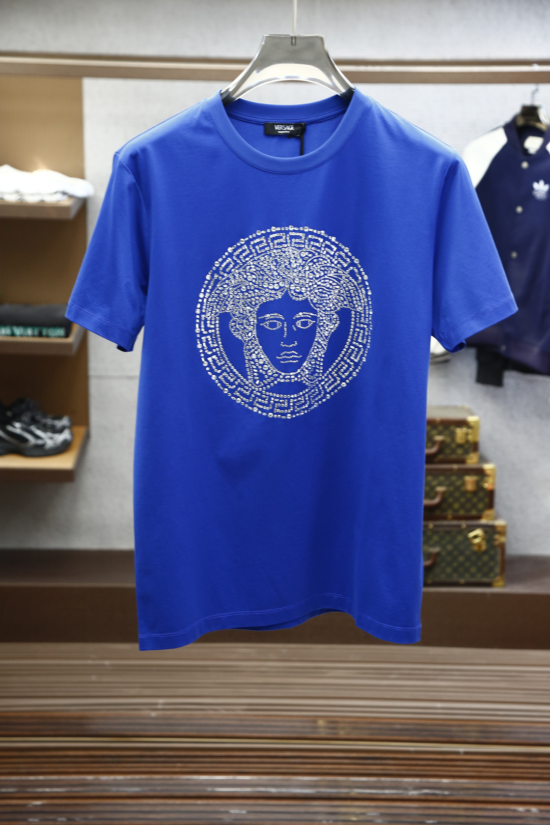 
范思哲-Vers&ace 25春夏新品水晶Medusa短袖T恤，正面饰有水晶缀饰的Medusa图案，采