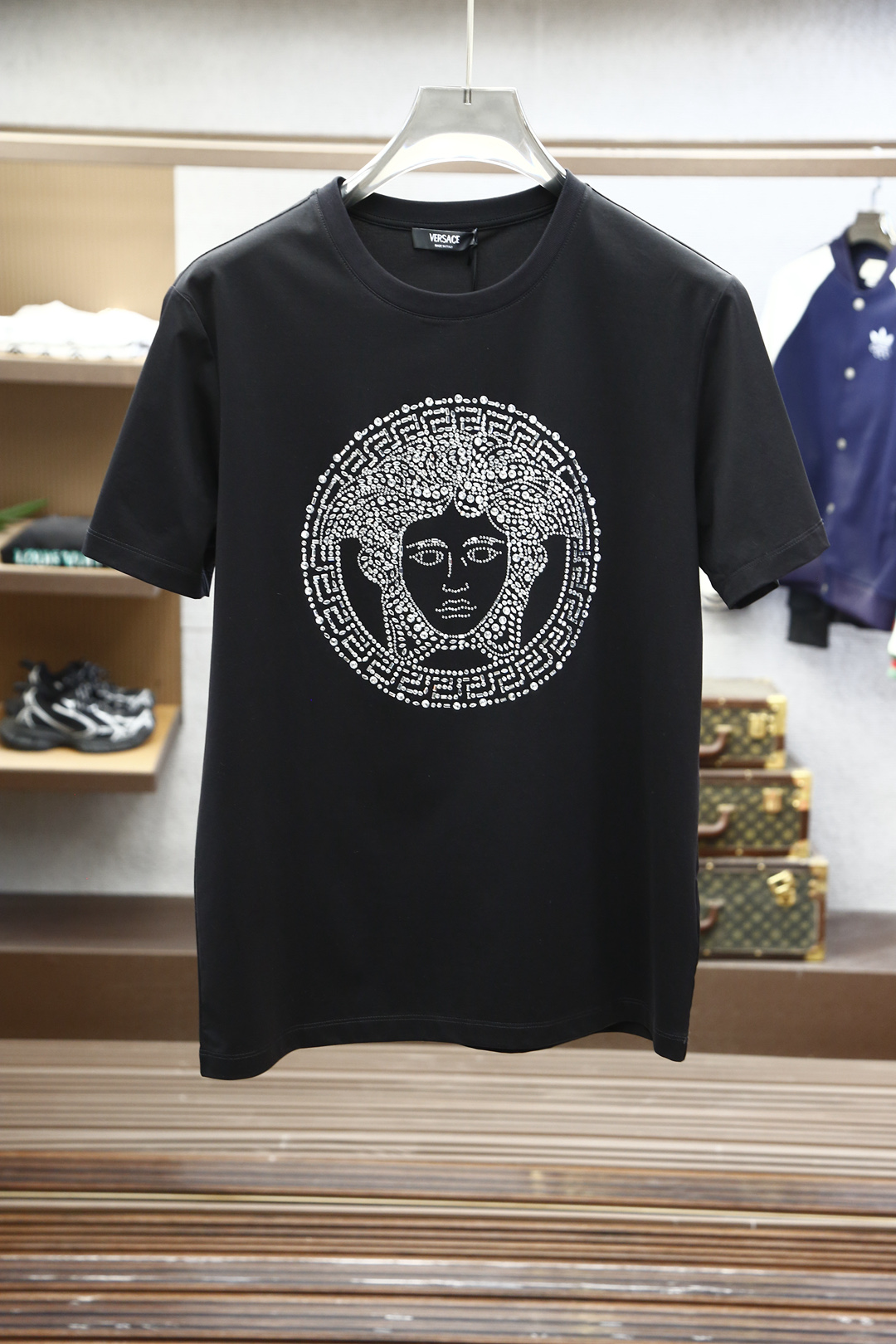 
范思哲-Vers&ace 25春夏新品水晶Medusa短袖T恤，正面饰有水晶缀饰的Medusa图案，采