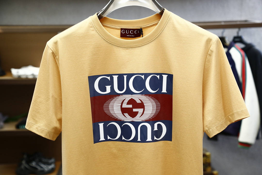 
Gucci古奇-2025春夏男士短袖，青蛇年限量款；胸口印花Logo印花装饰的重工艺打造，极具品牌辨识