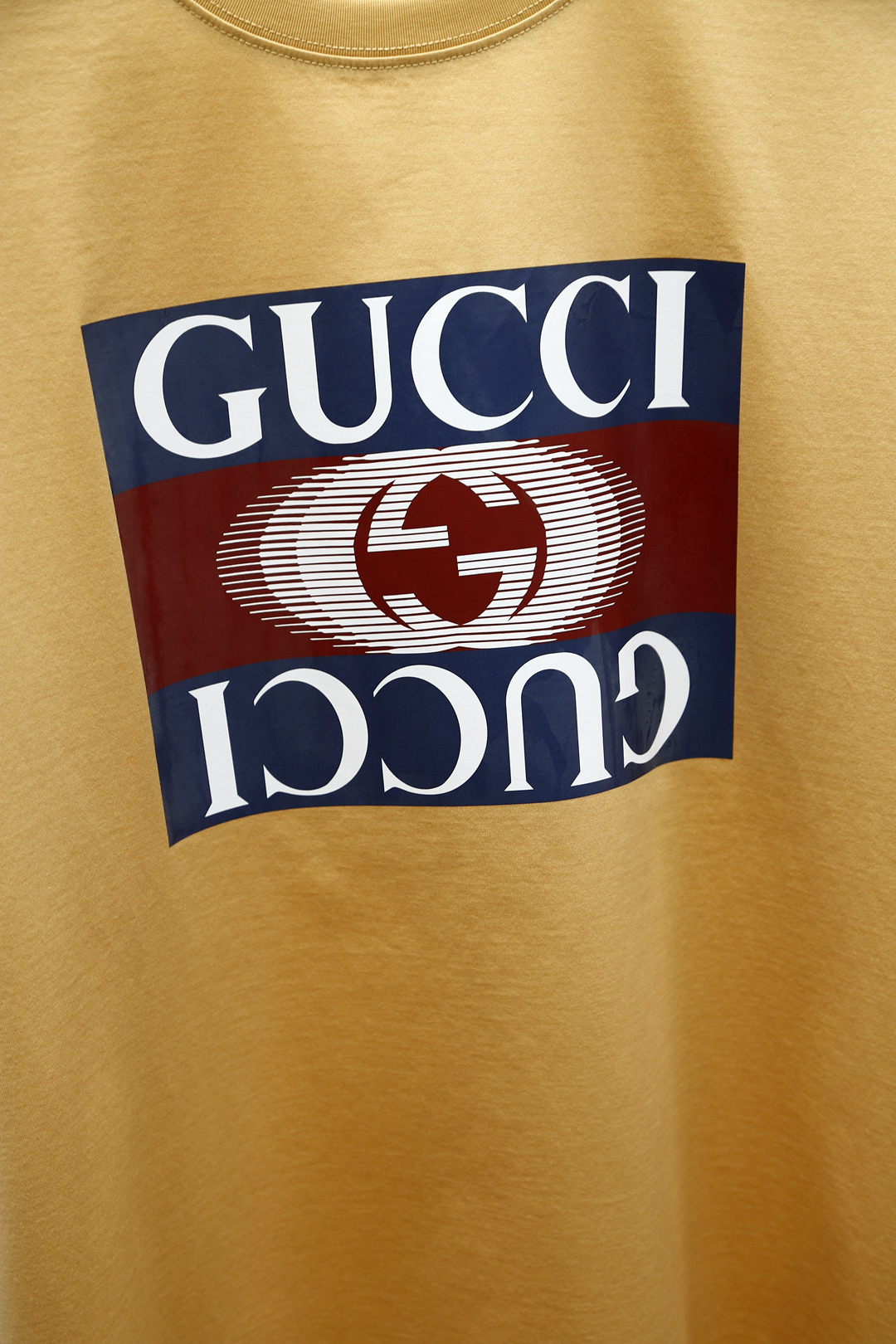 
Gucci古奇-2025春夏男士短袖，青蛇年限量款；胸口印花Logo印花装饰的重工艺打造，极具品牌辨识